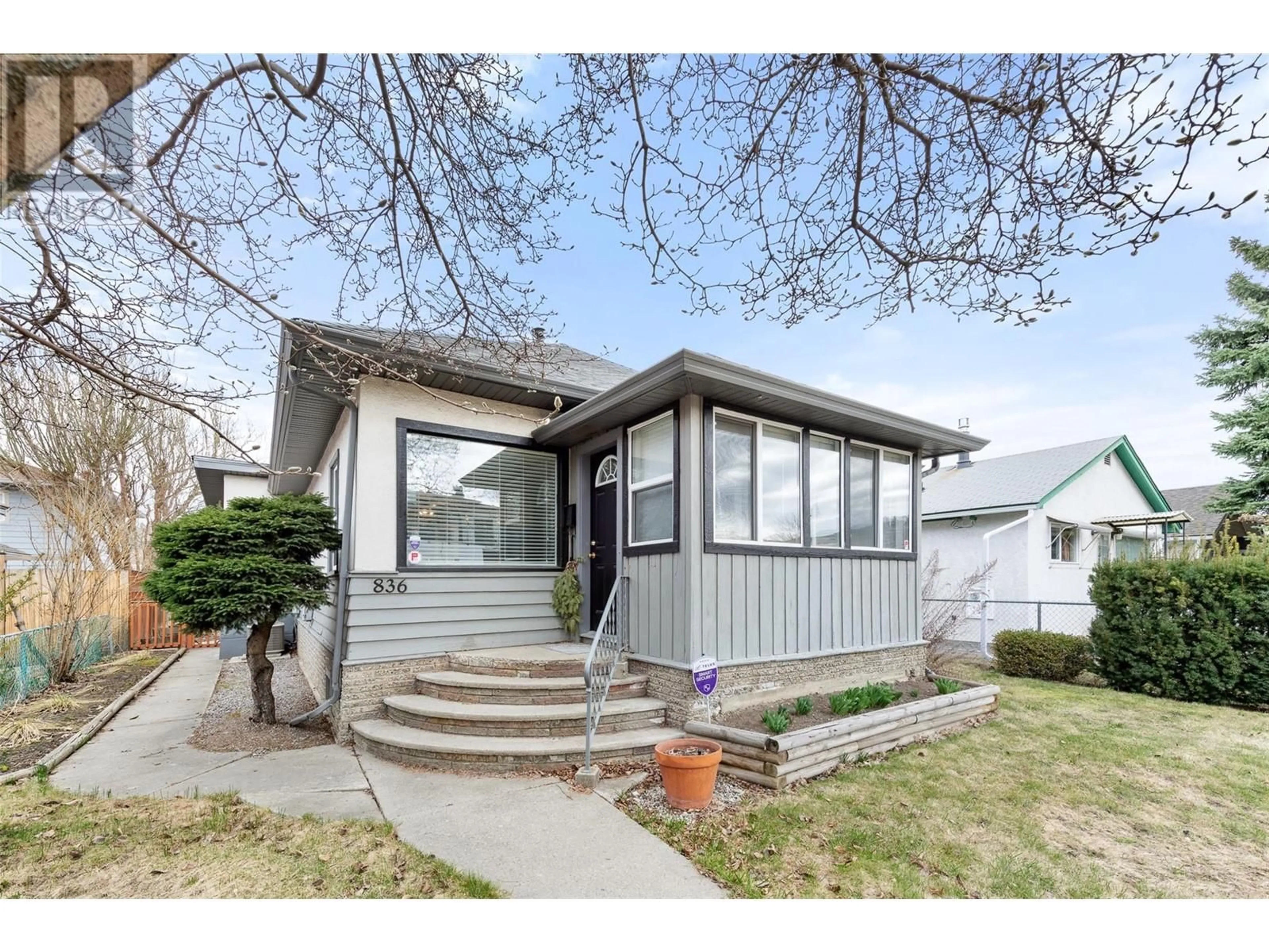 Home with vinyl exterior material, street for 836 CAWSTON AVENUE, Kelowna British Columbia V1Y6Z7