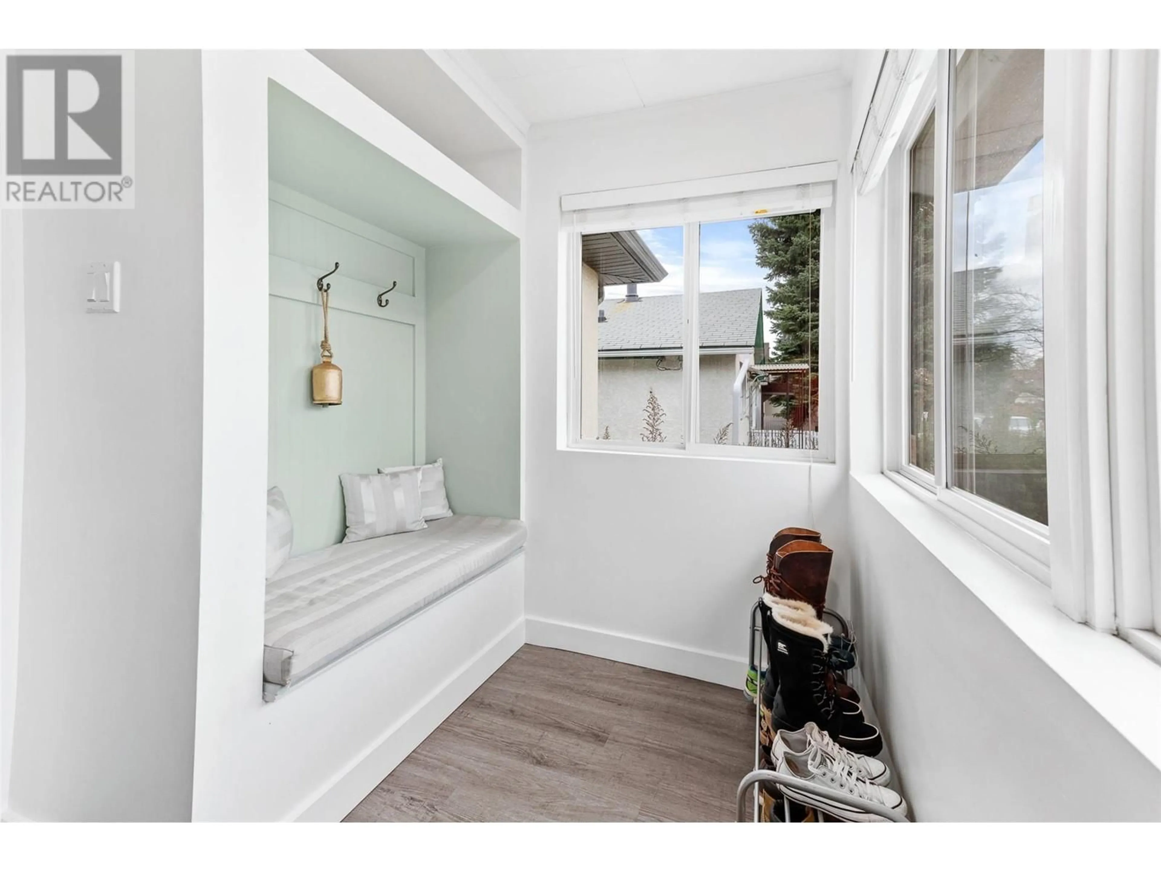 Indoor entryway for 836 CAWSTON AVENUE, Kelowna British Columbia V1Y6Z7