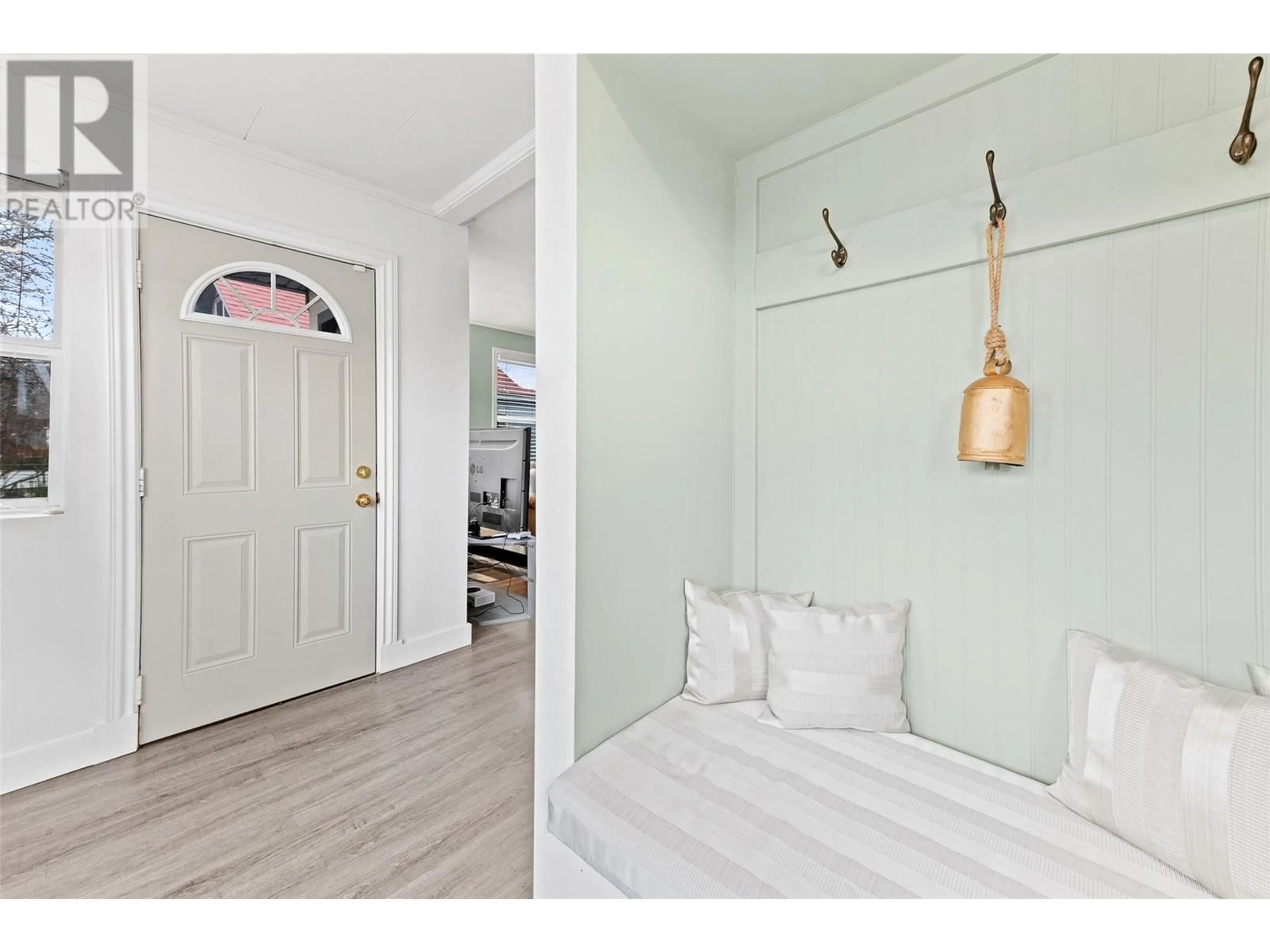 Indoor entryway for 836 CAWSTON AVENUE, Kelowna British Columbia V1Y6Z7