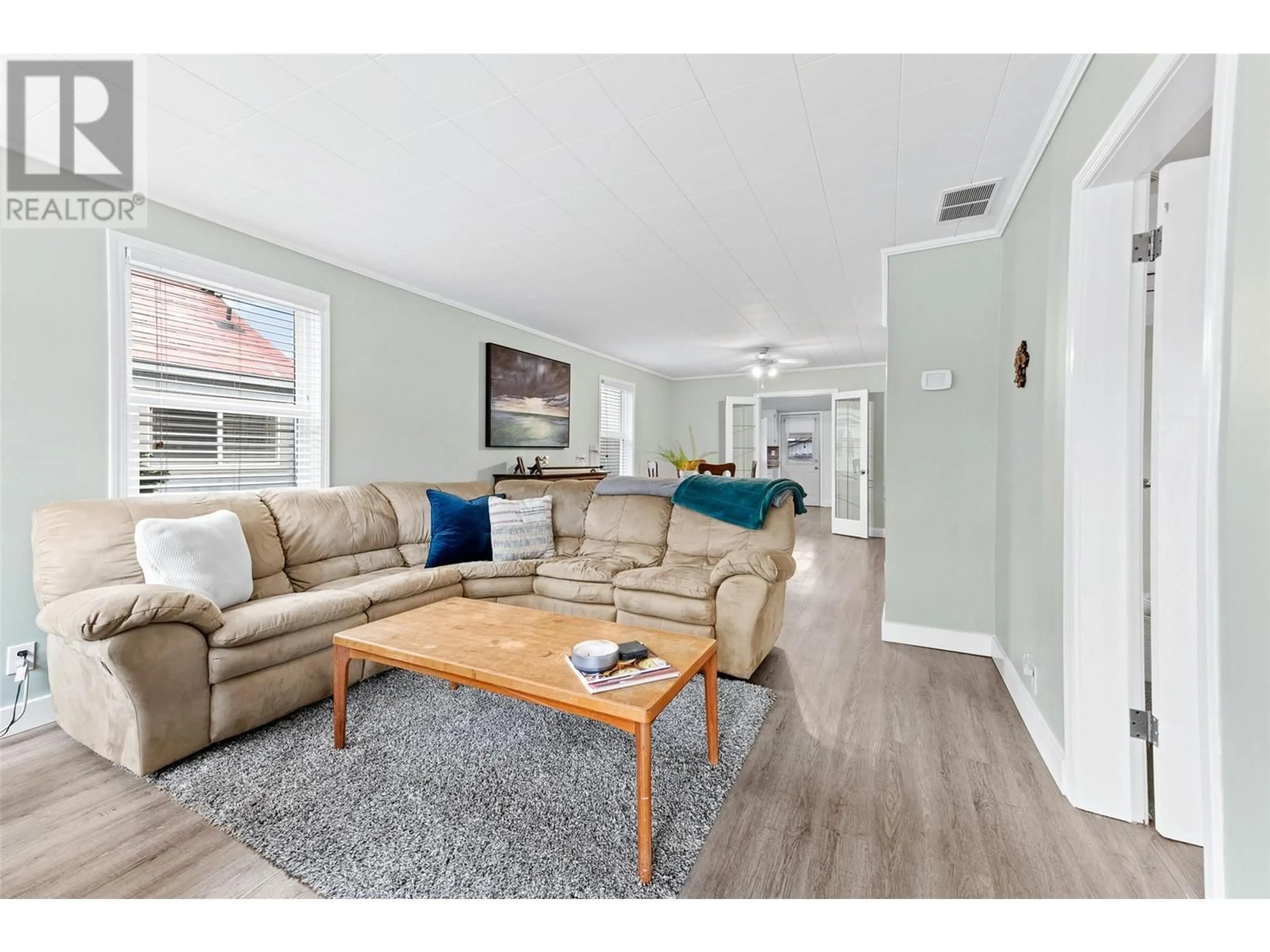 Living room with furniture, wood/laminate floor for 836 CAWSTON AVENUE, Kelowna British Columbia V1Y6Z7