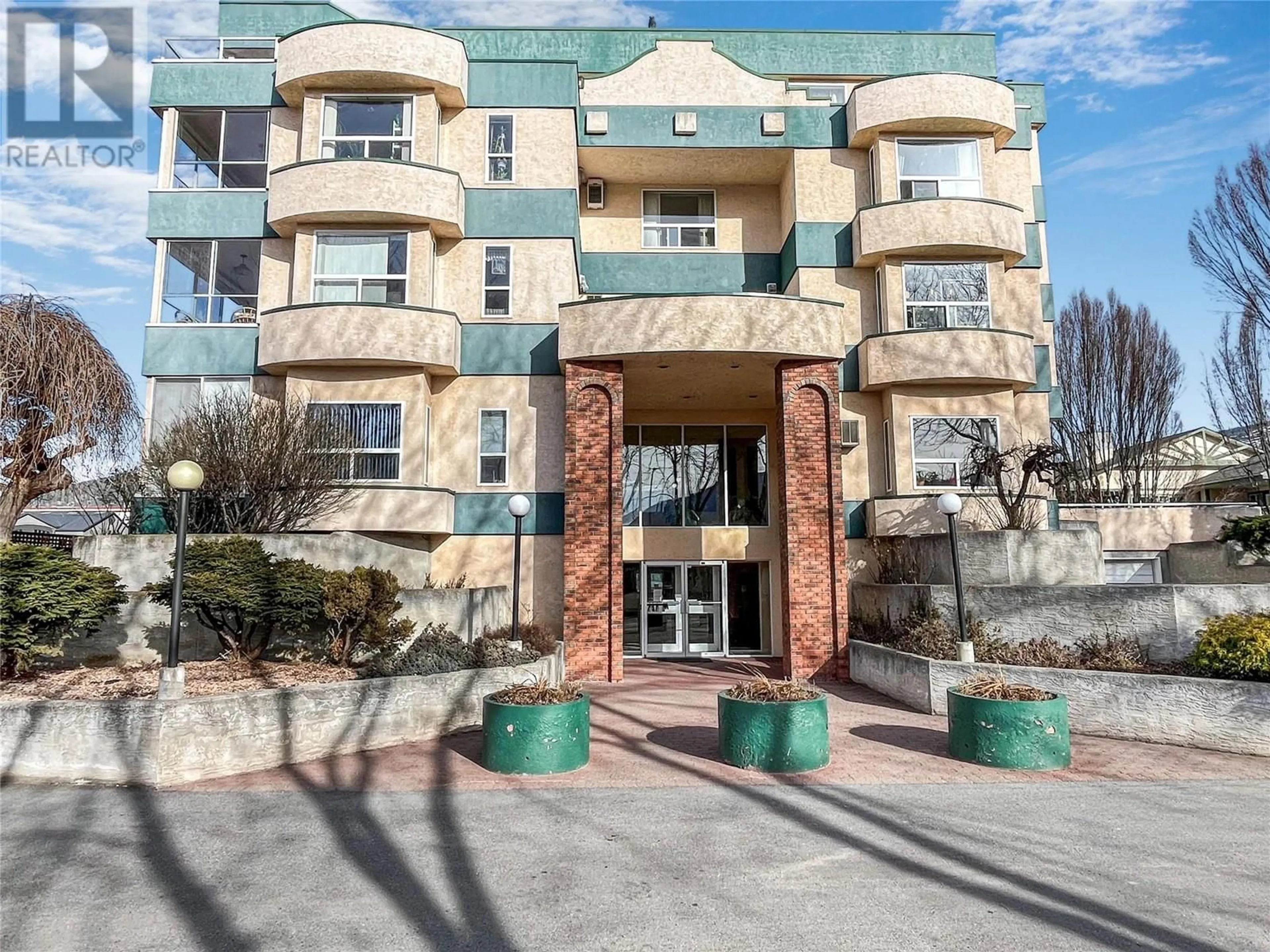 Indoor foyer for 1750 ATKINSON Street Unit# 402, Penticton British Columbia V2A7M6