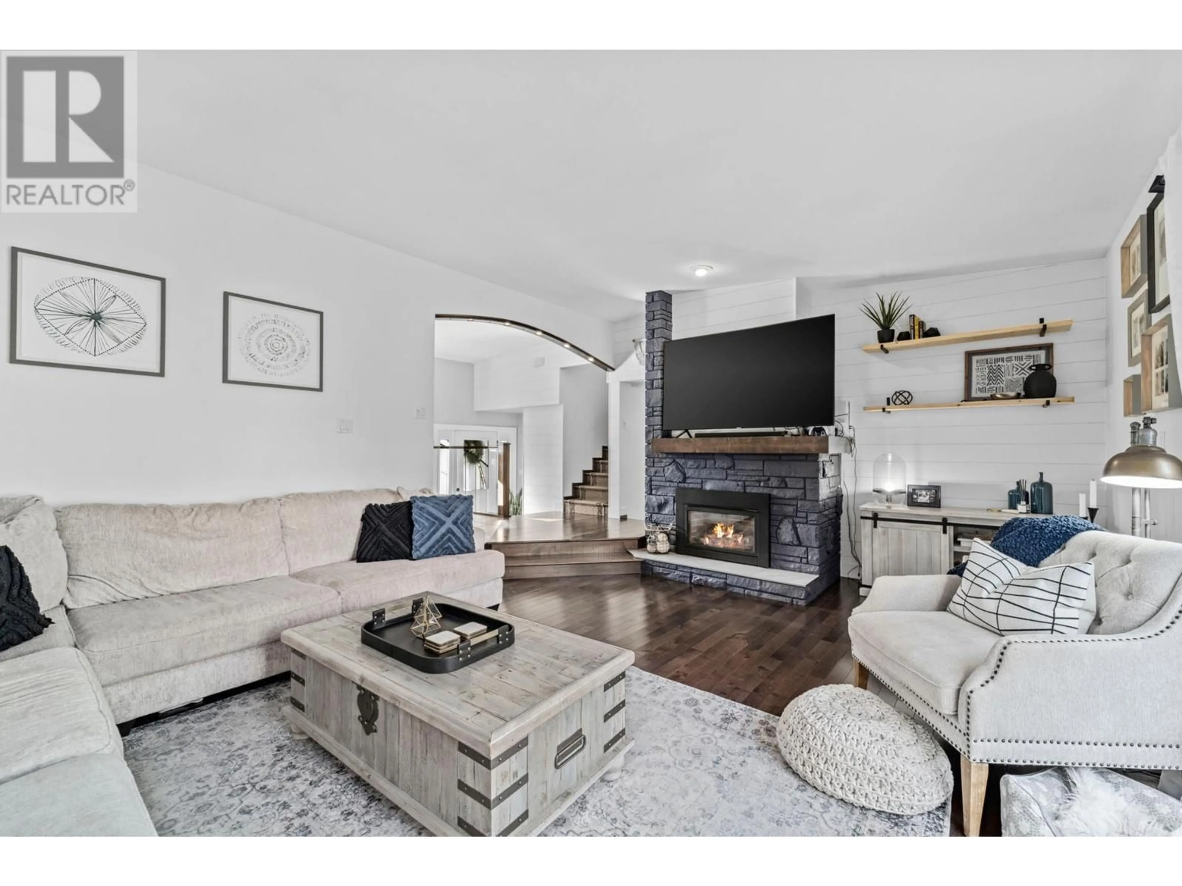 Living room with furniture, unknown for 1706 CLIFFORD AVENUE, Kamloops British Columbia V2B4G6