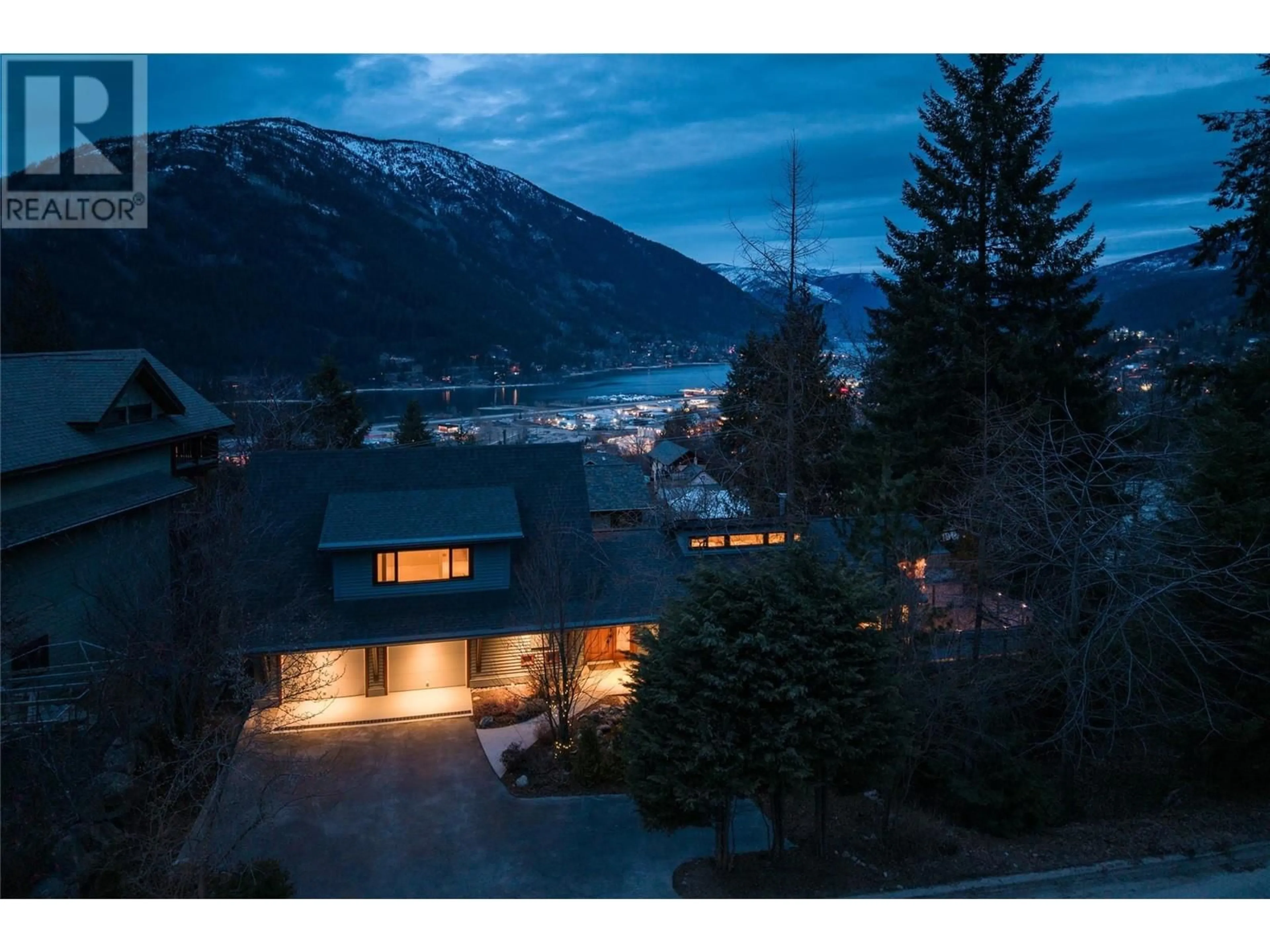 A pic from outside/outdoor area/front of a property/back of a property/a pic from drone, mountain view for 706 WEST GORE STREET, Nelson British Columbia V1L7B9