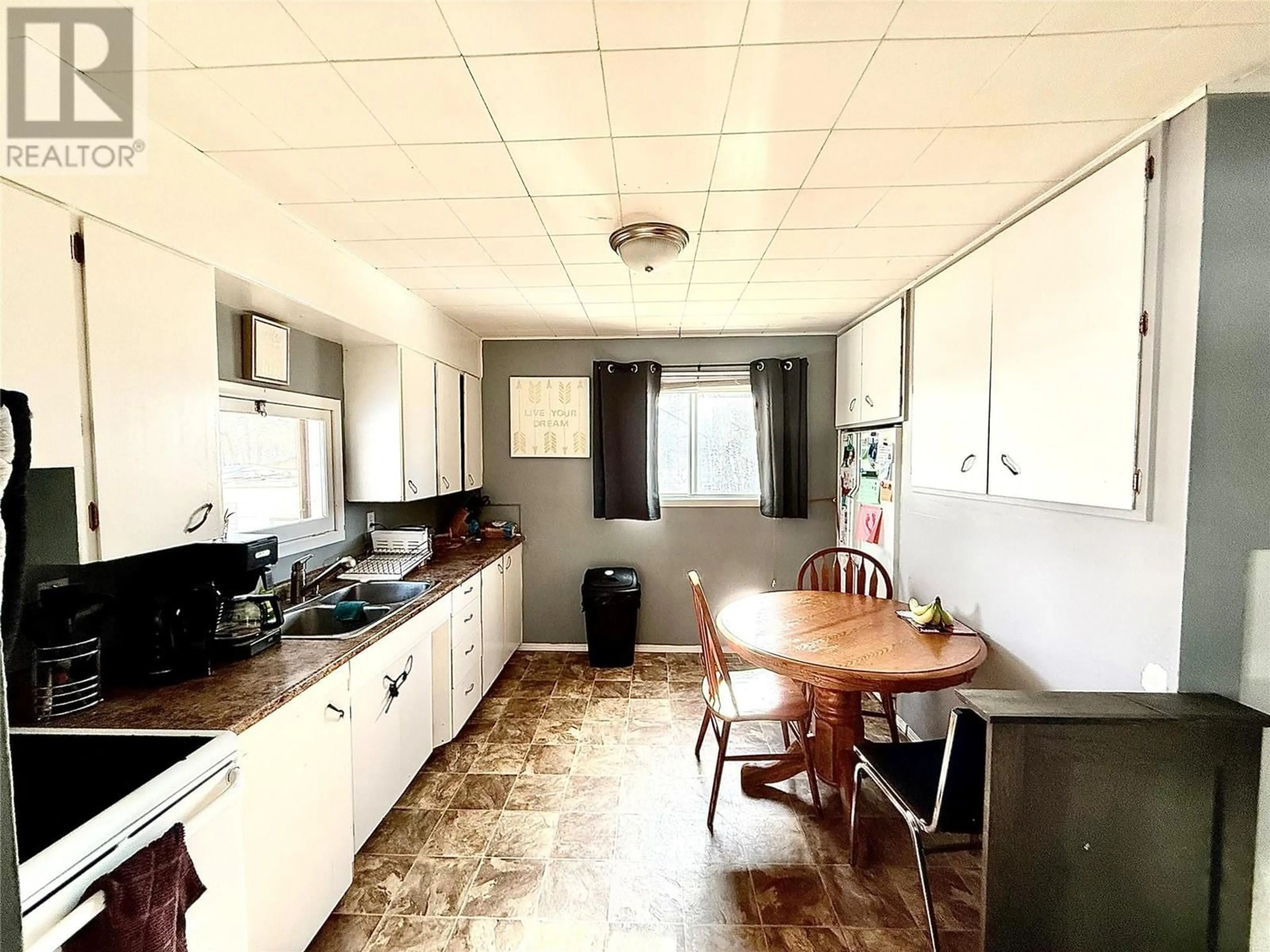 Standard kitchen, unknown for 824 4TH STREET NORTHWEST, Cranbrook British Columbia V1C4A4