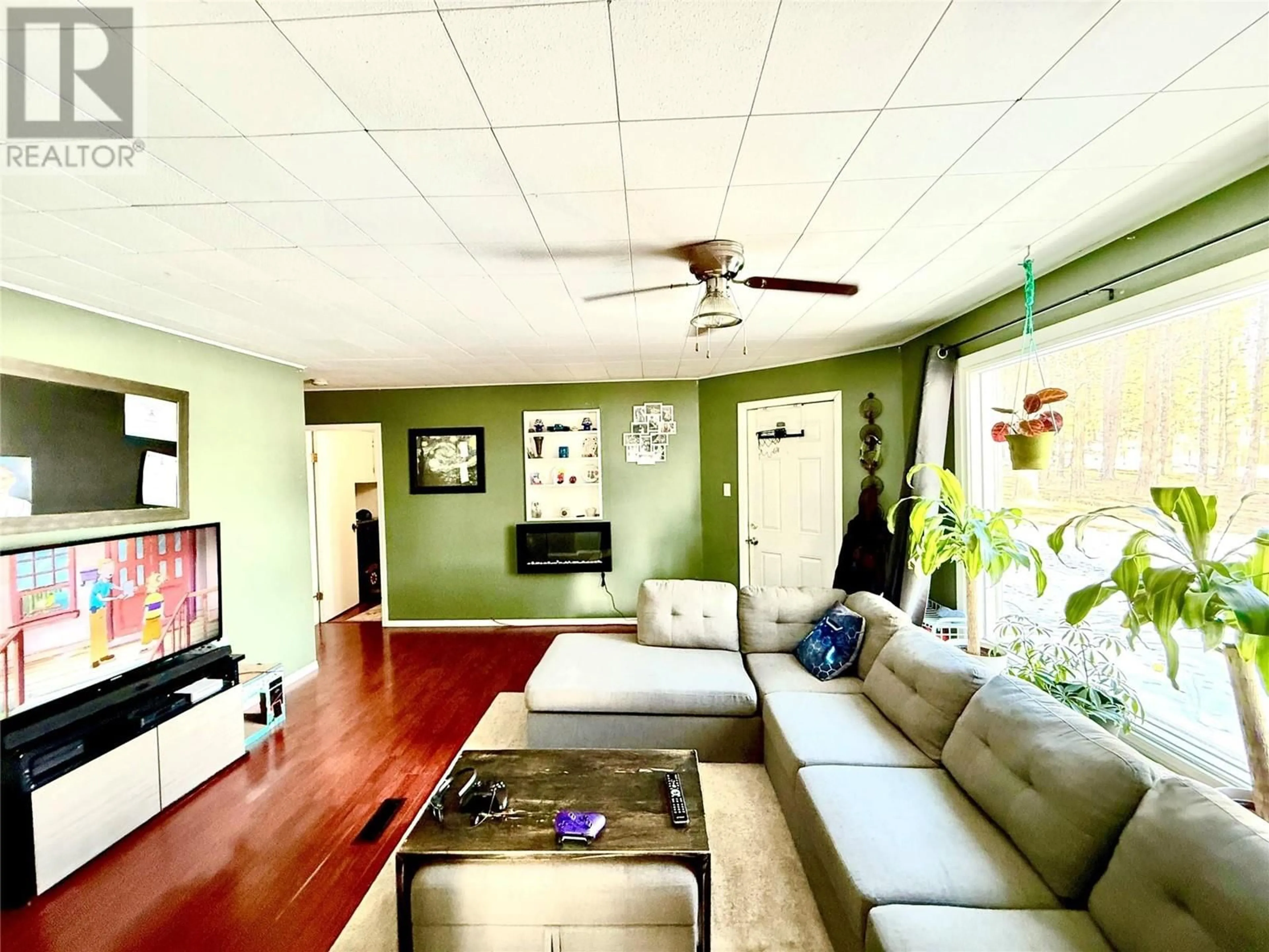 Living room with furniture, unknown for 824 4TH STREET NORTHWEST, Cranbrook British Columbia V1C4A4