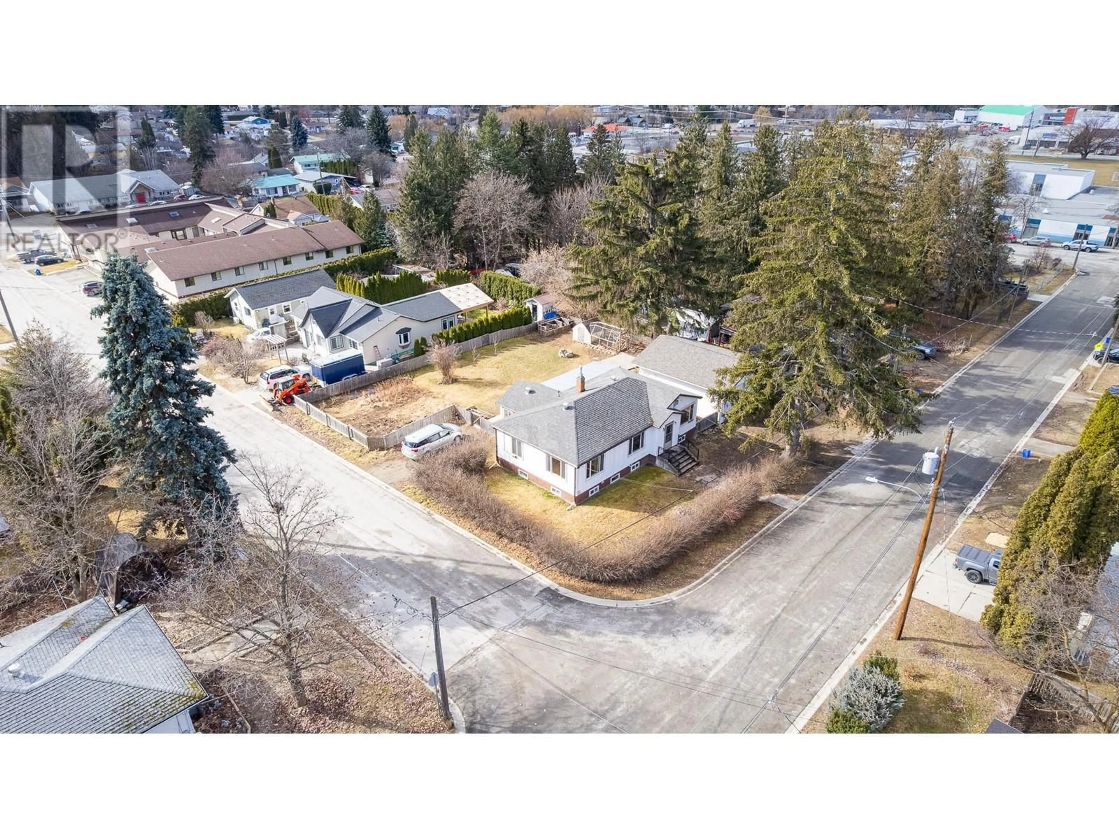 A pic from outside/outdoor area/front of a property/back of a property/a pic from drone, street for 205 19TH Avenue S, Creston British Columbia V0B1G5