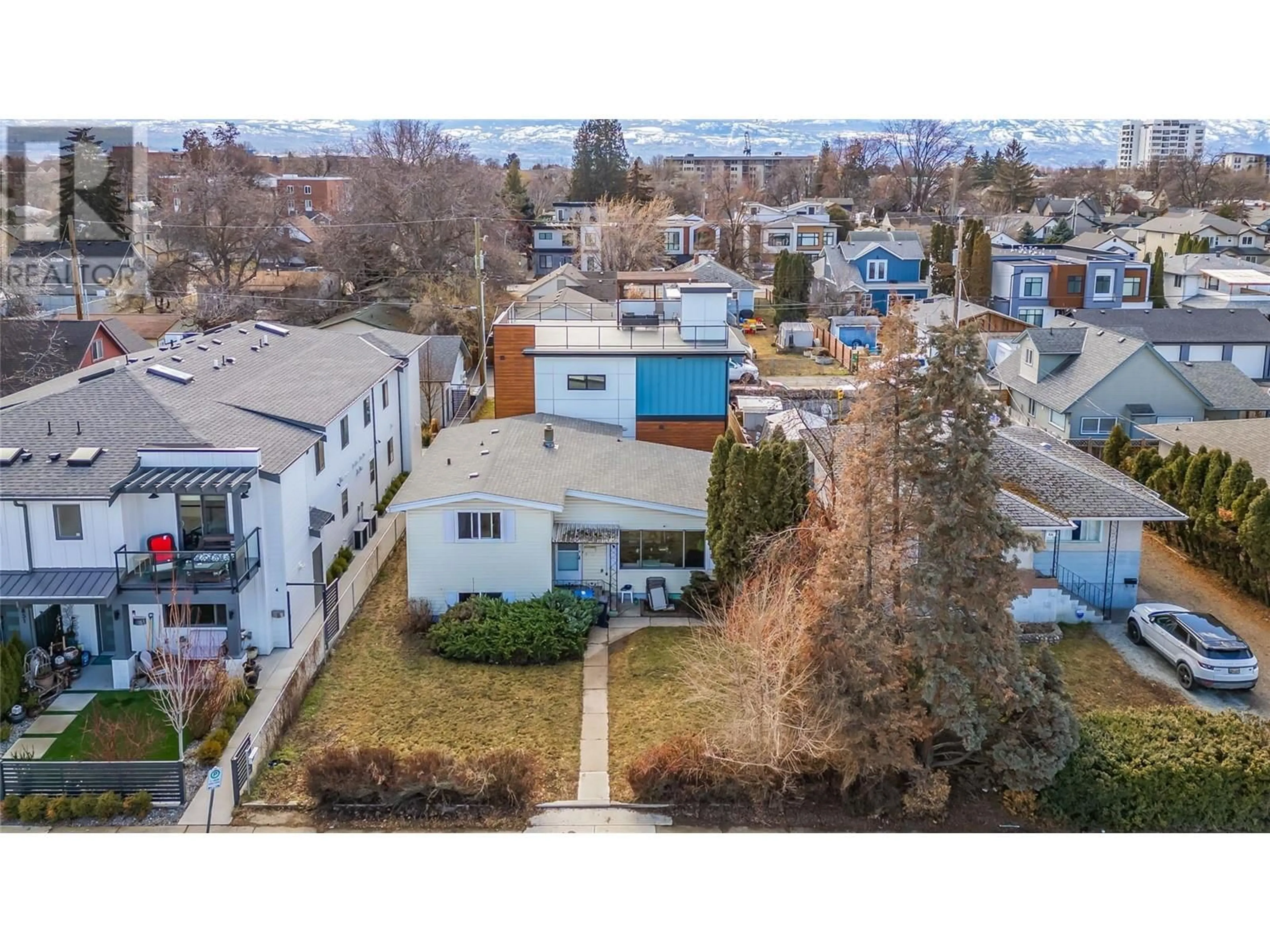 A pic from outside/outdoor area/front of a property/back of a property/a pic from drone, street for 841 & 843 Martin Avenue, Kelowna British Columbia V1Y6V4