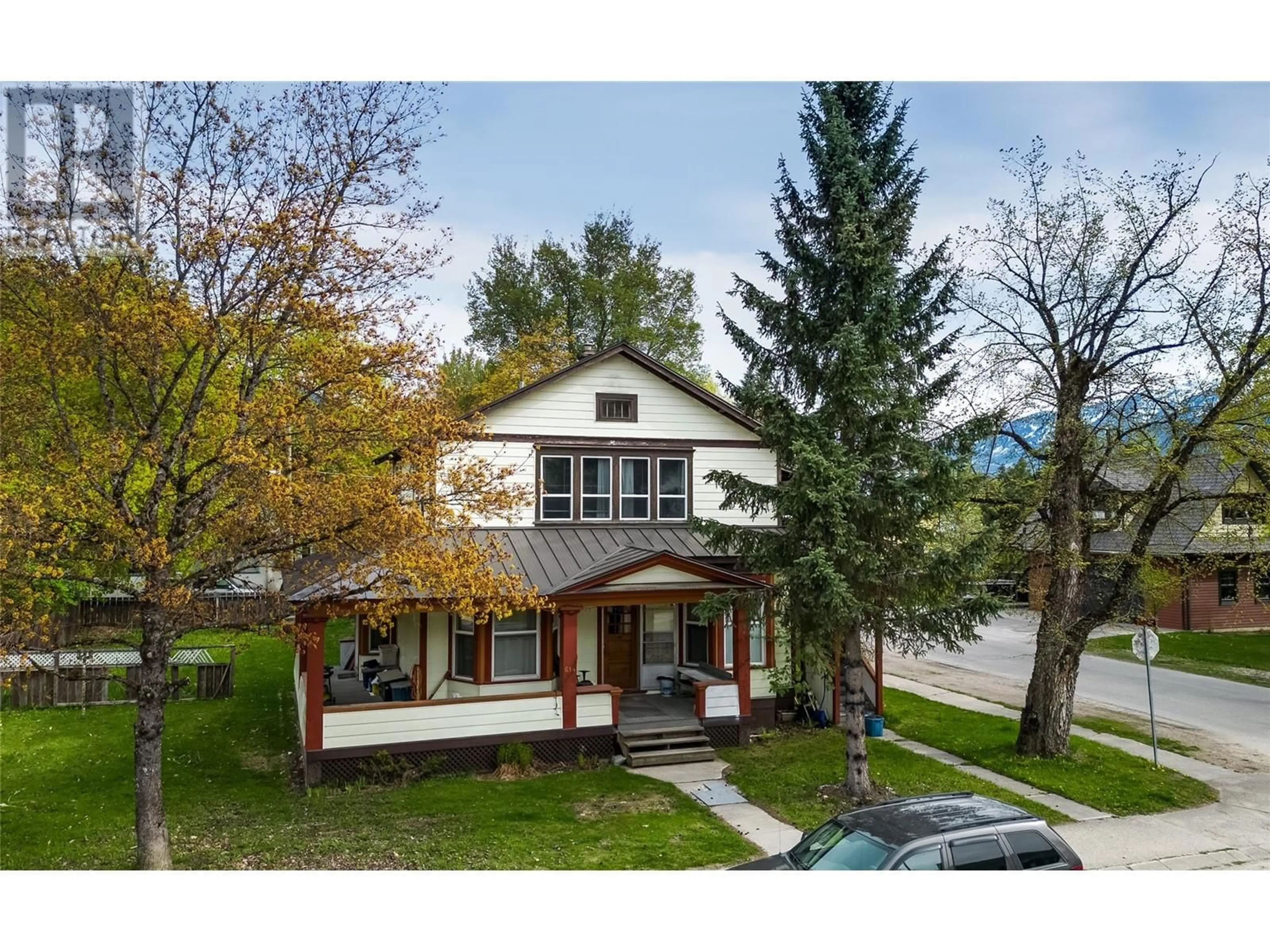 A pic from outside/outdoor area/front of a property/back of a property/a pic from drone, street for 614 Mackenzie Avenue, Revelstoke British Columbia V0E2S0