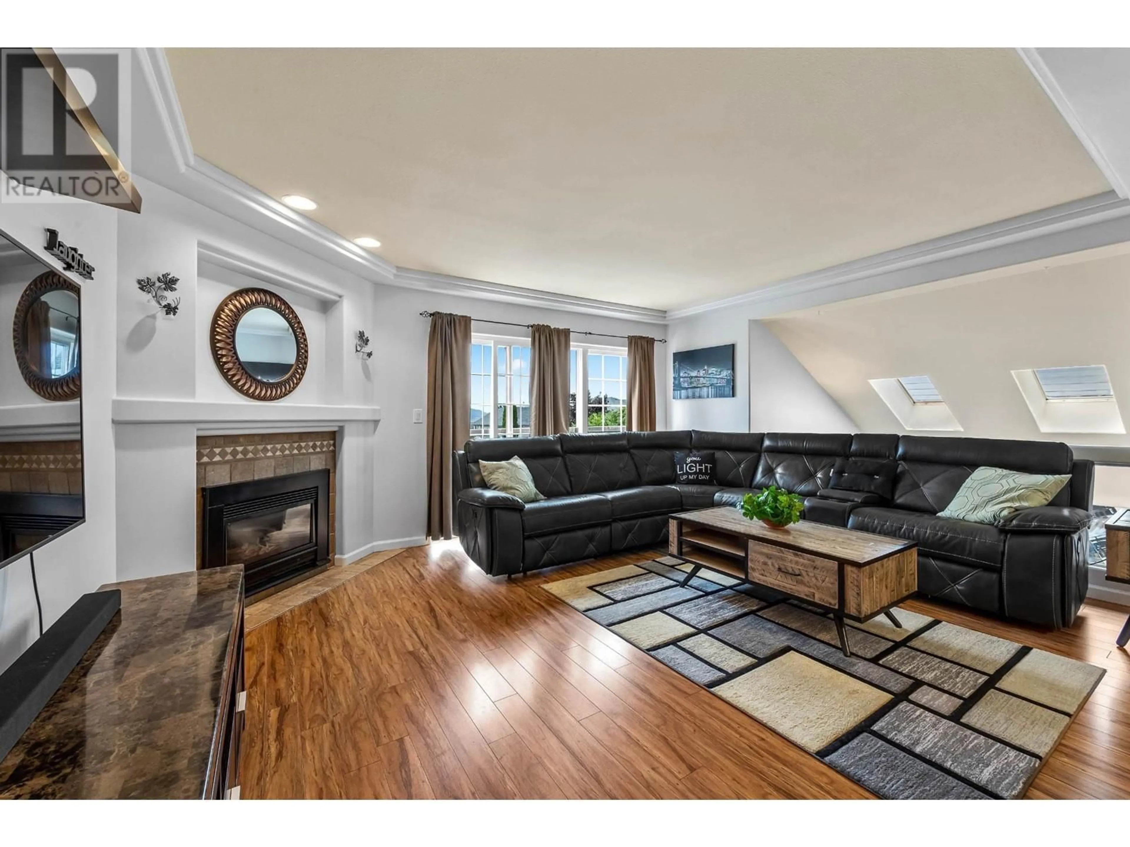 Living room with furniture, wood/laminate floor for 829 DUNROBIN DRIVE, Kamloops British Columbia V2H1T7