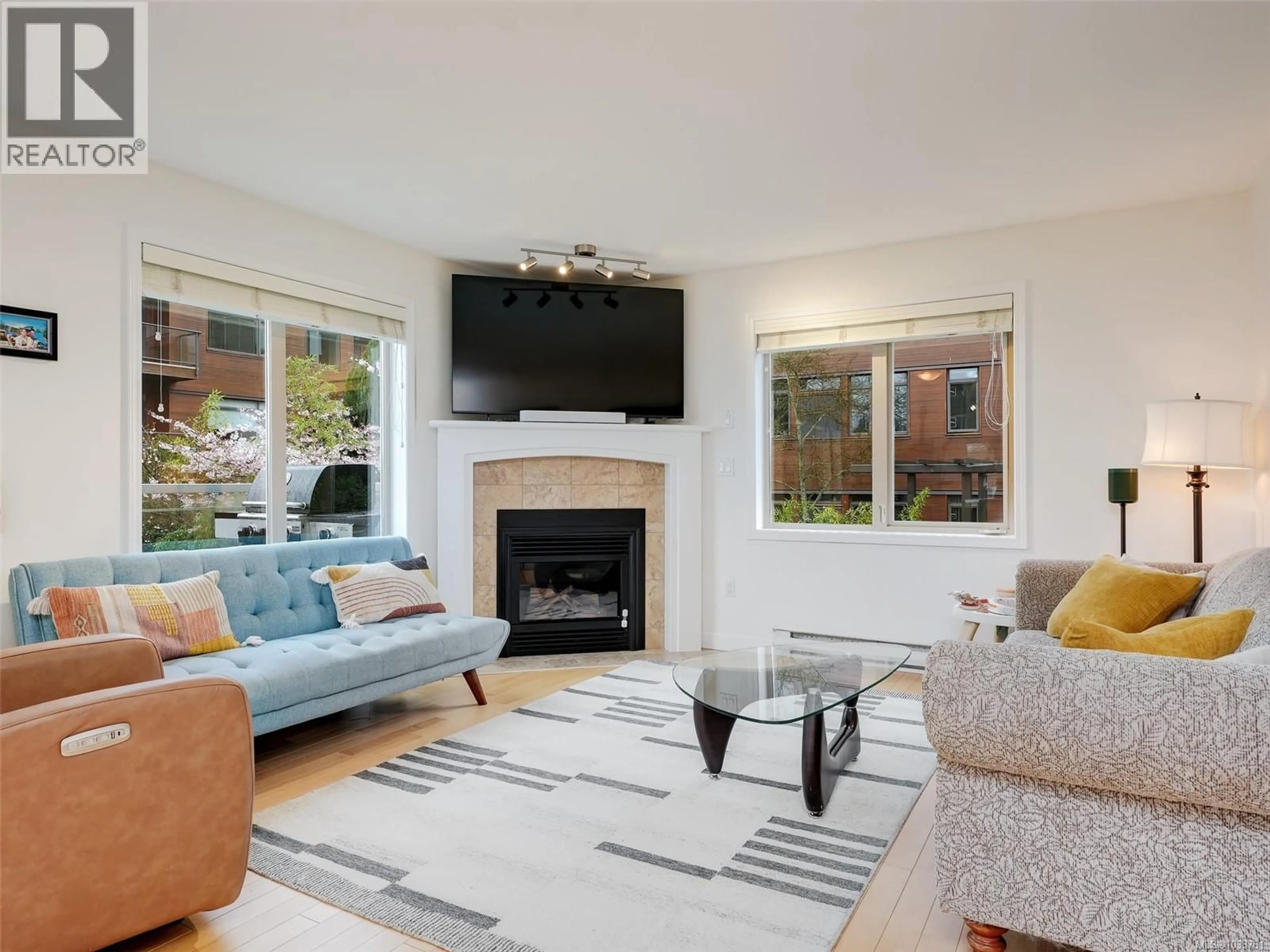 Living room with furniture, unknown for 301 - 1687 POPLAR AVENUE, Saanich British Columbia V8P4K5