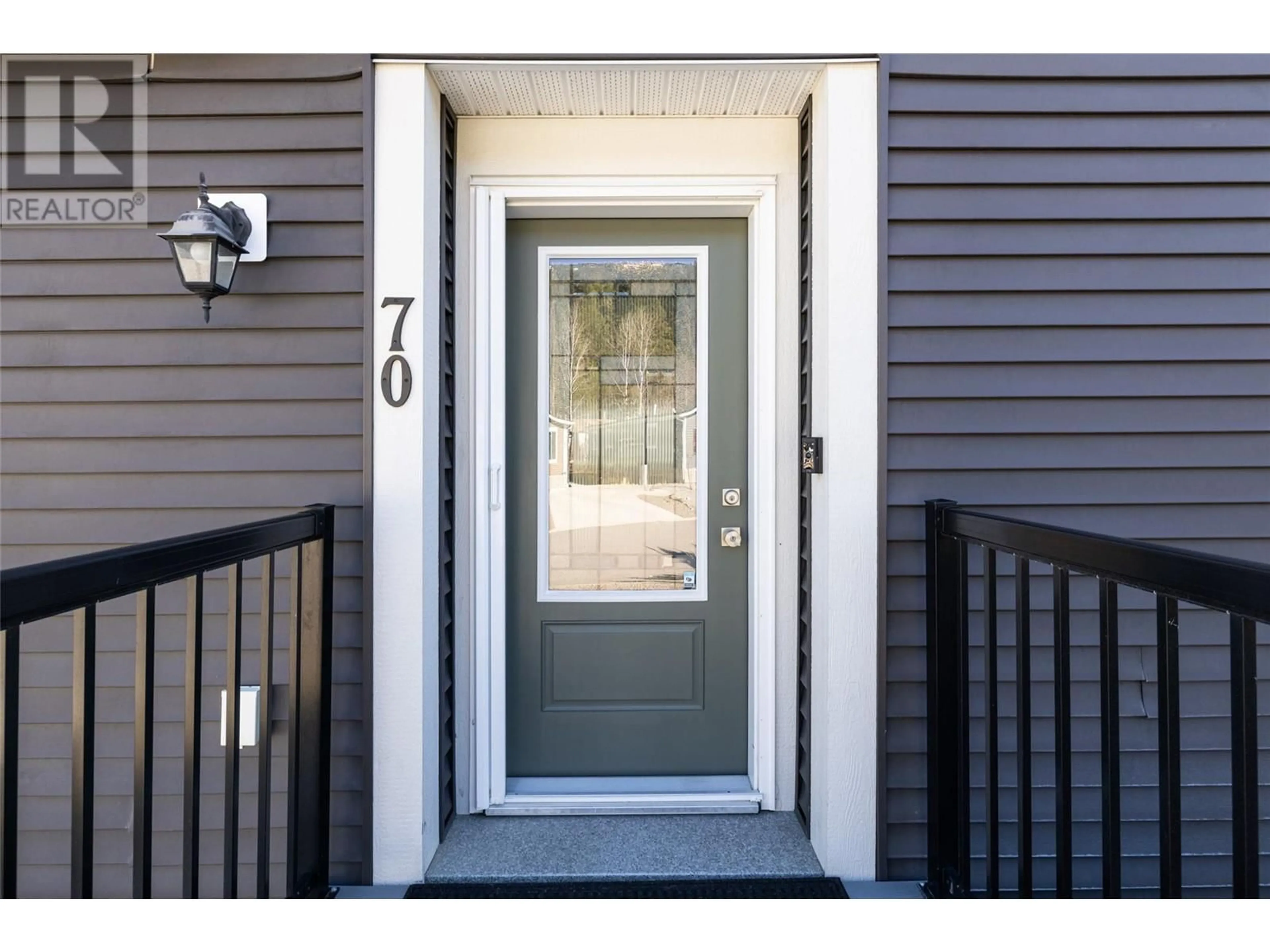 Indoor entryway for 70 - 1835 NANCEE WAY COURT, Kelowna British Columbia V1Z4C1