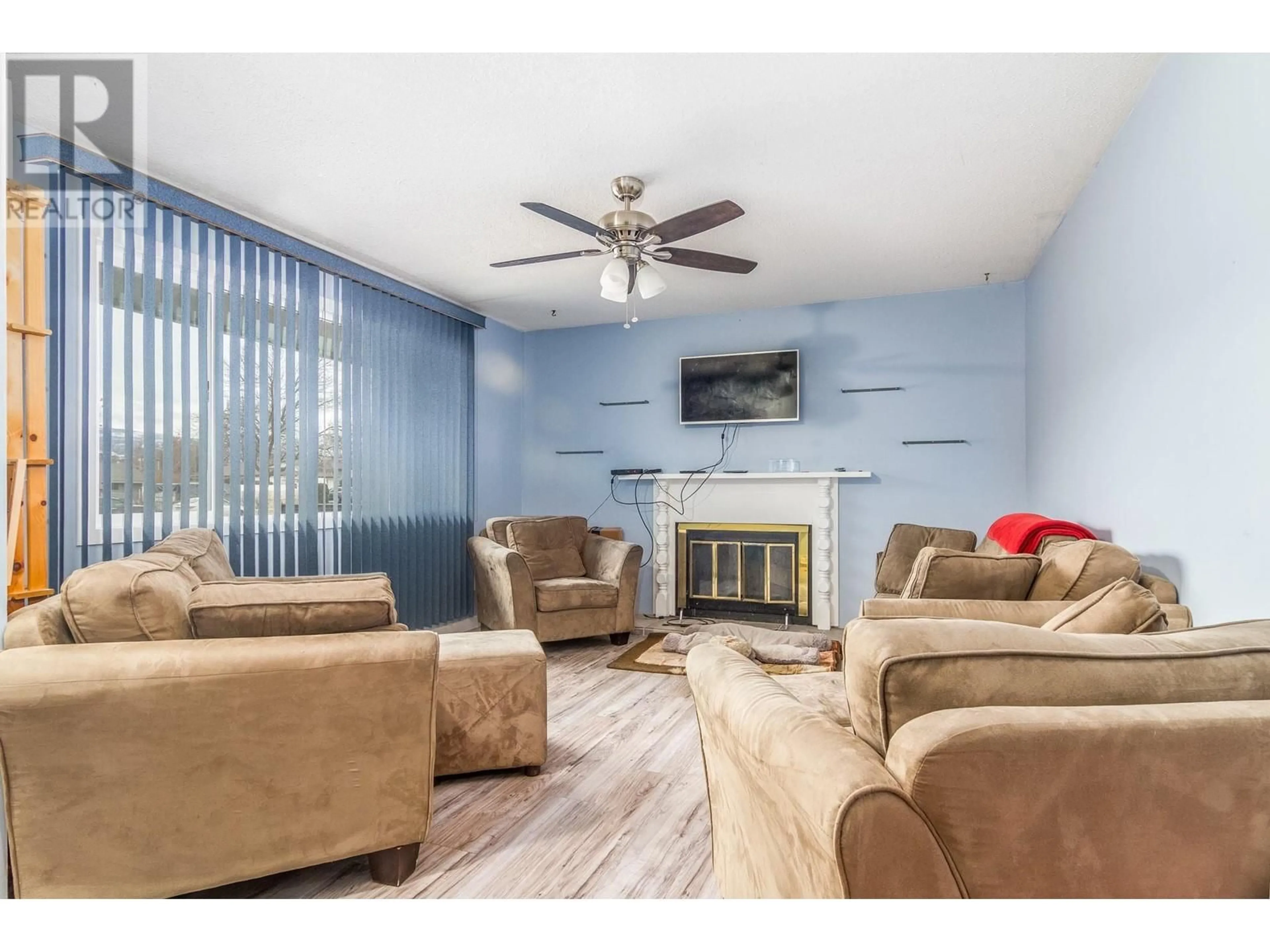 Living room with furniture, wood/laminate floor for 3072 SPRINGFIELD ROAD, Kelowna British Columbia V1X4M4