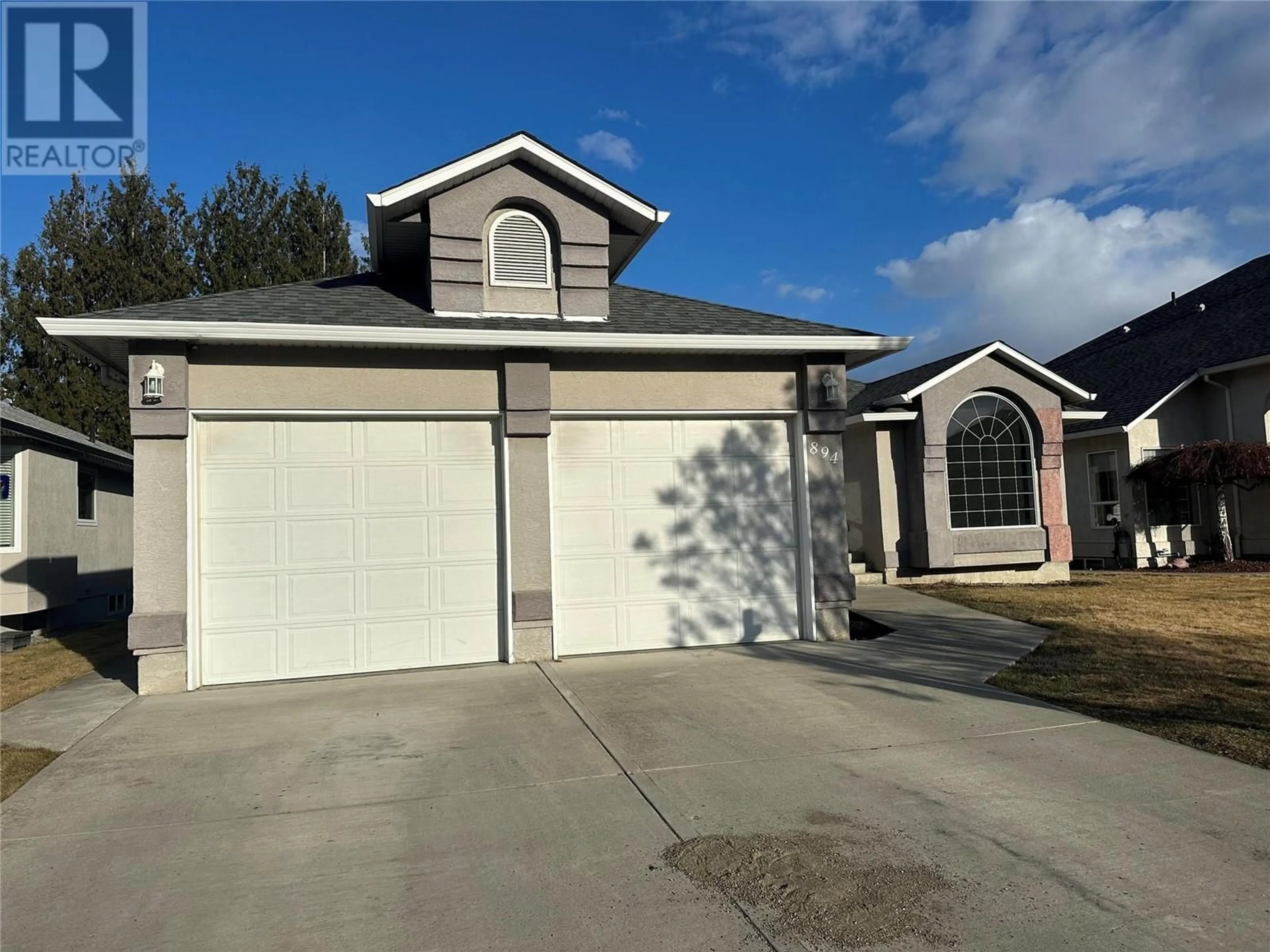 Home with vinyl exterior material, street for 894 INVERMERE COURT, Kamloops British Columbia V2H1T7