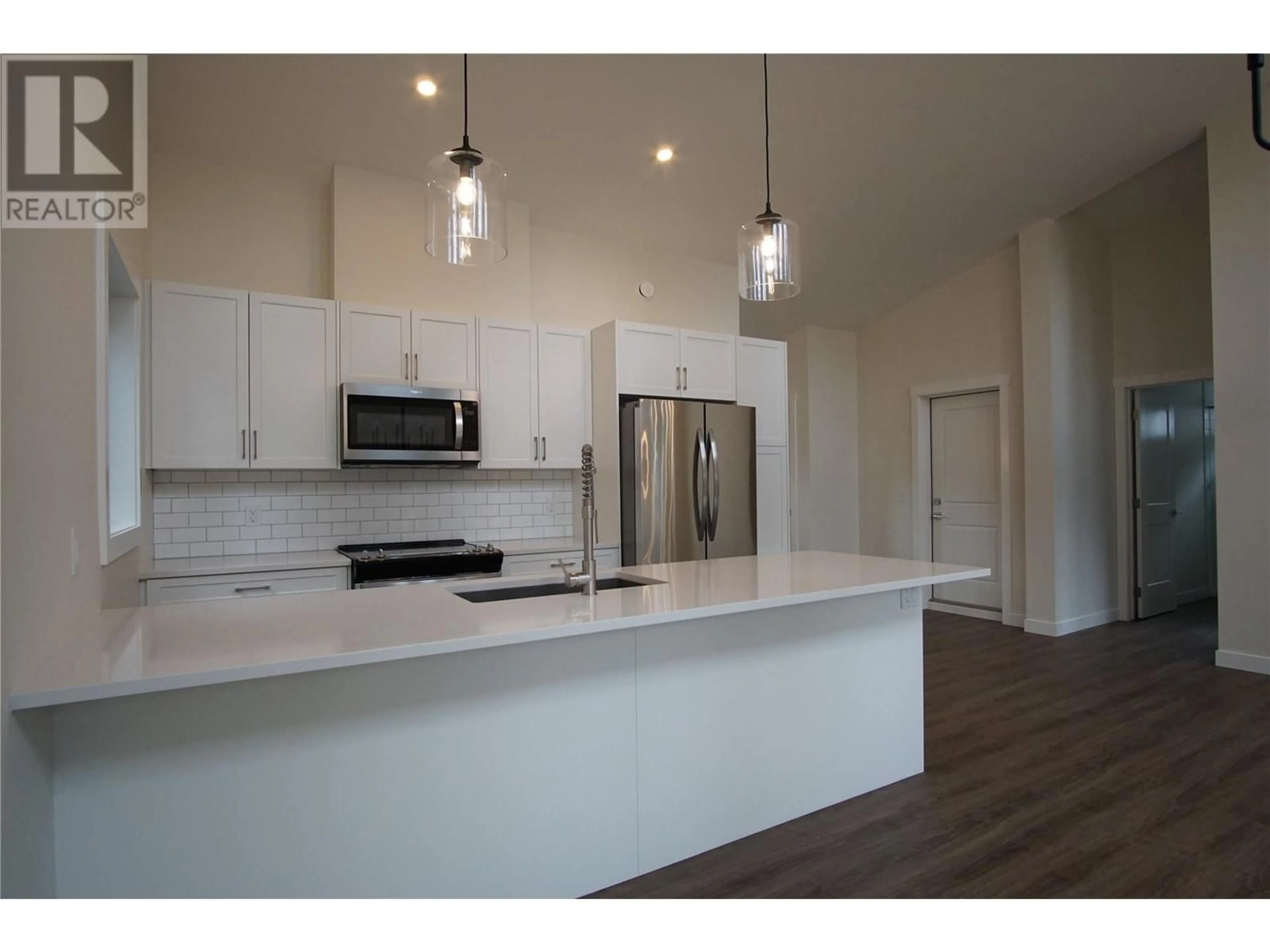 Open concept kitchen, wood/laminate floor for 4926 Timber Ridge Road Unit# 47, Windermere British Columbia V0B1L0