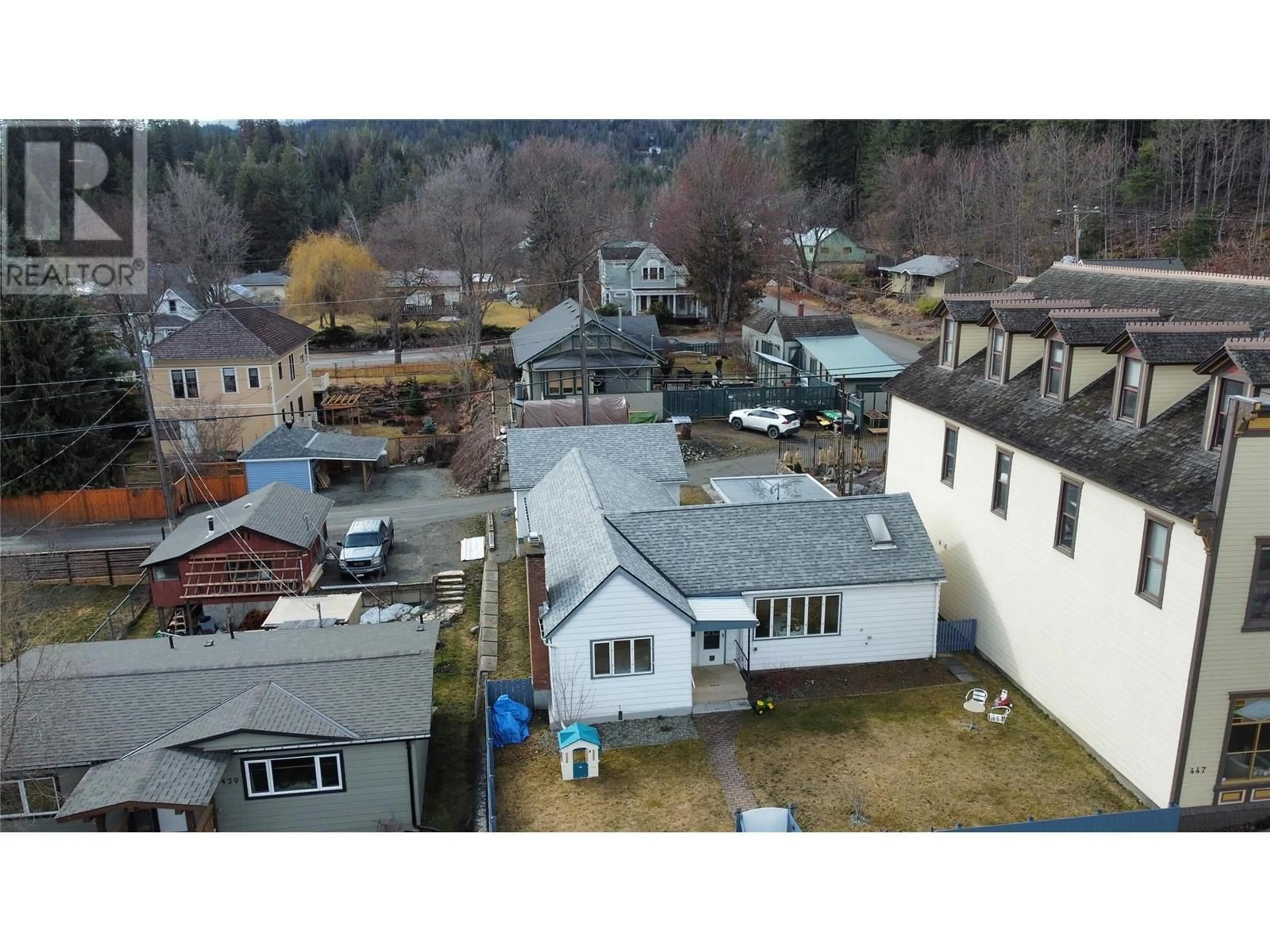 A pic from outside/outdoor area/front of a property/back of a property/a pic from drone, unknown for 443 A Avenue, Kaslo British Columbia V0G1M0