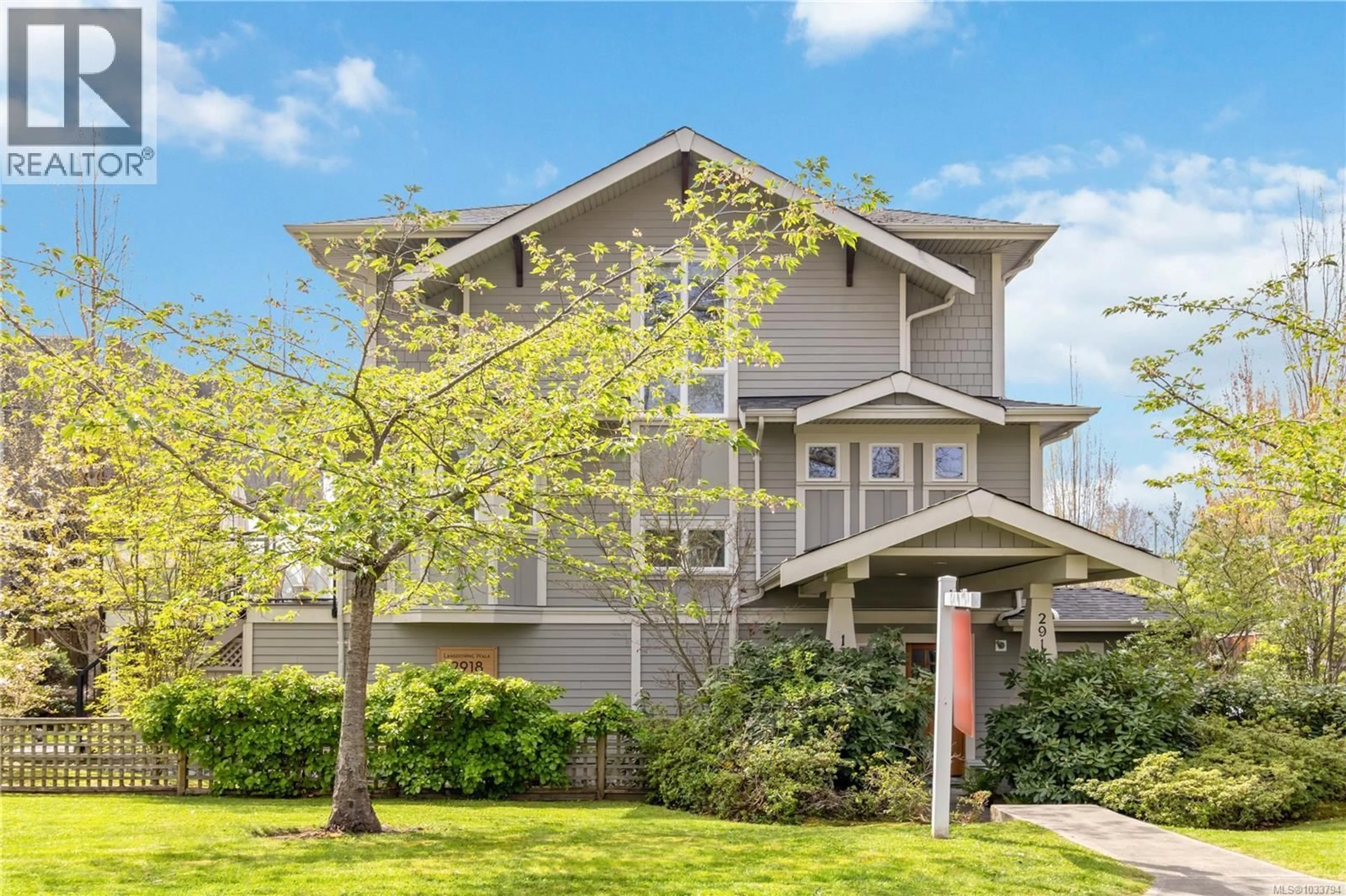 Home with vinyl exterior material, building for 1 - 2918 SHELBOURNE STREET, Victoria British Columbia V8R4M6