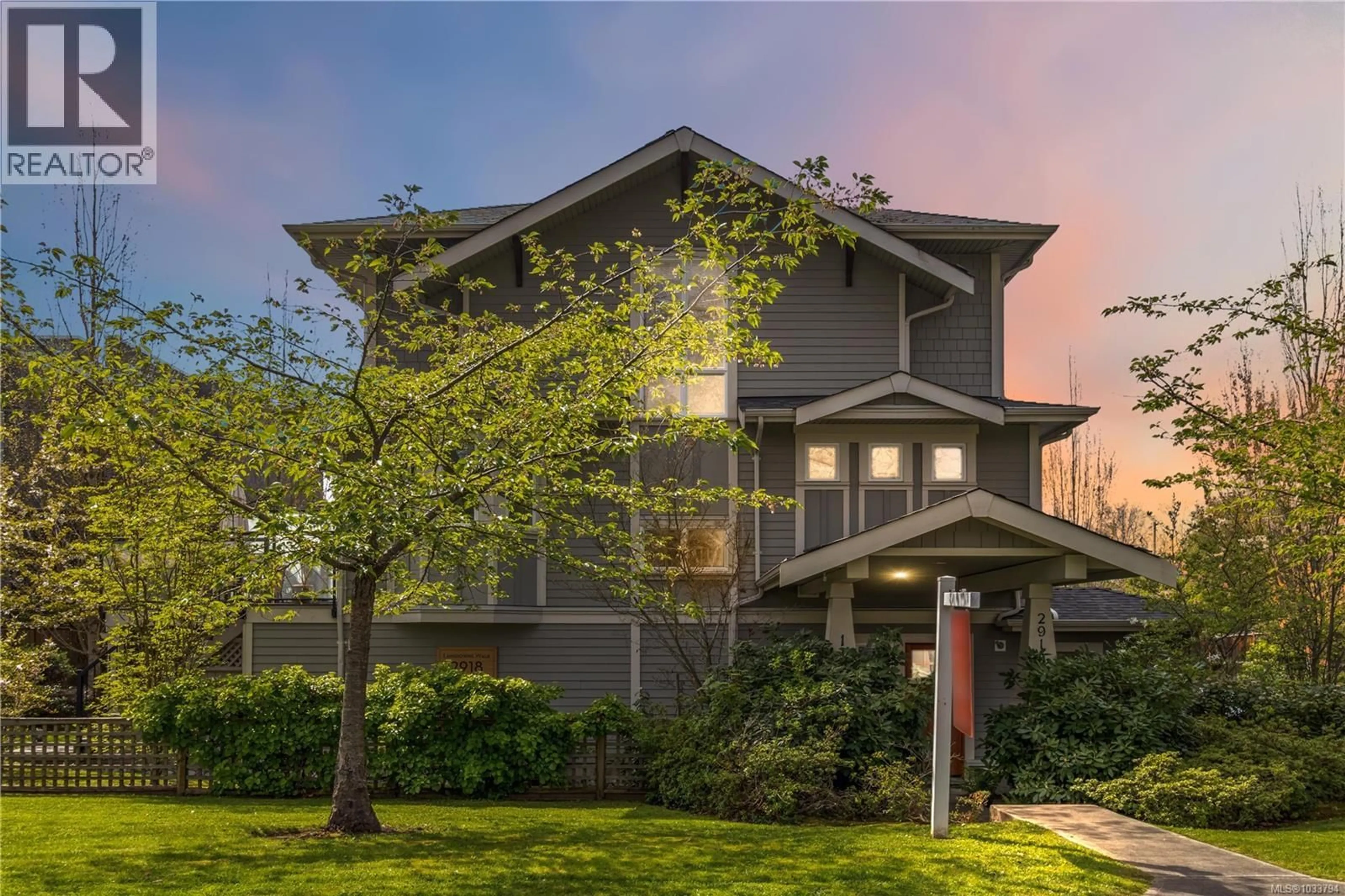 Home with vinyl exterior material, street for 1 - 2918 SHELBOURNE STREET, Victoria British Columbia V8R4M6