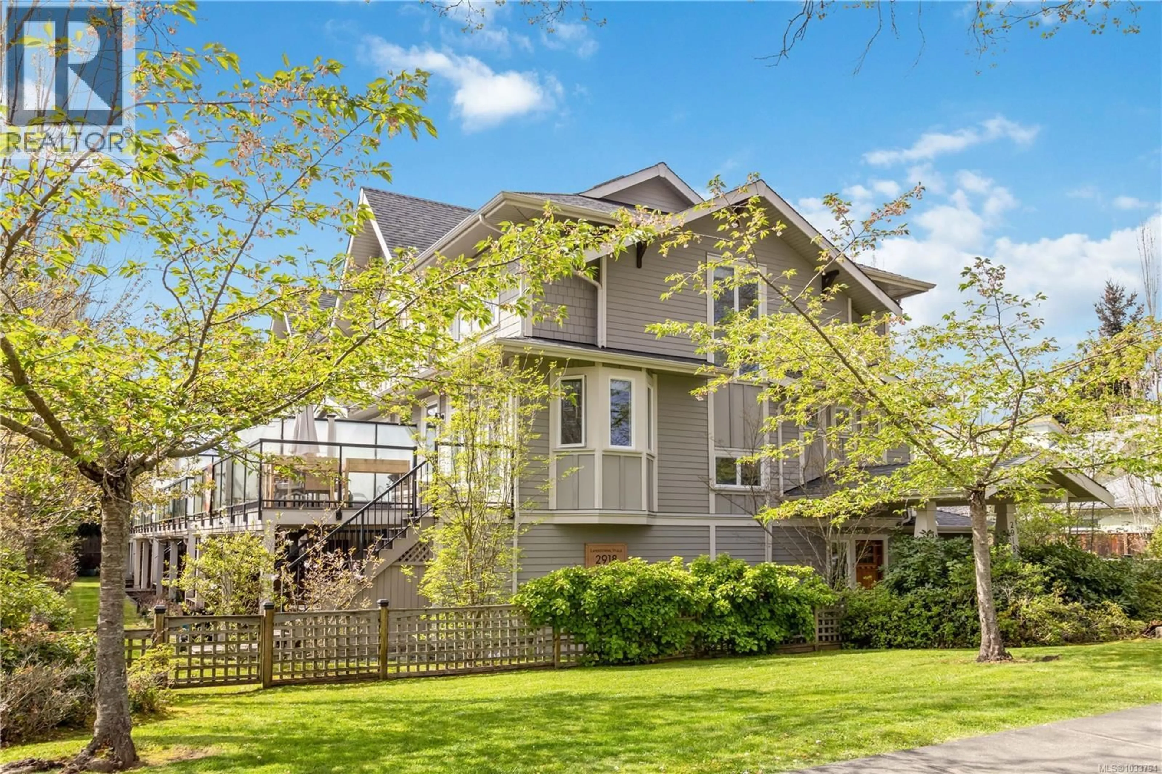 Home with vinyl exterior material, street for 1 - 2918 SHELBOURNE STREET, Victoria British Columbia V8R4M6