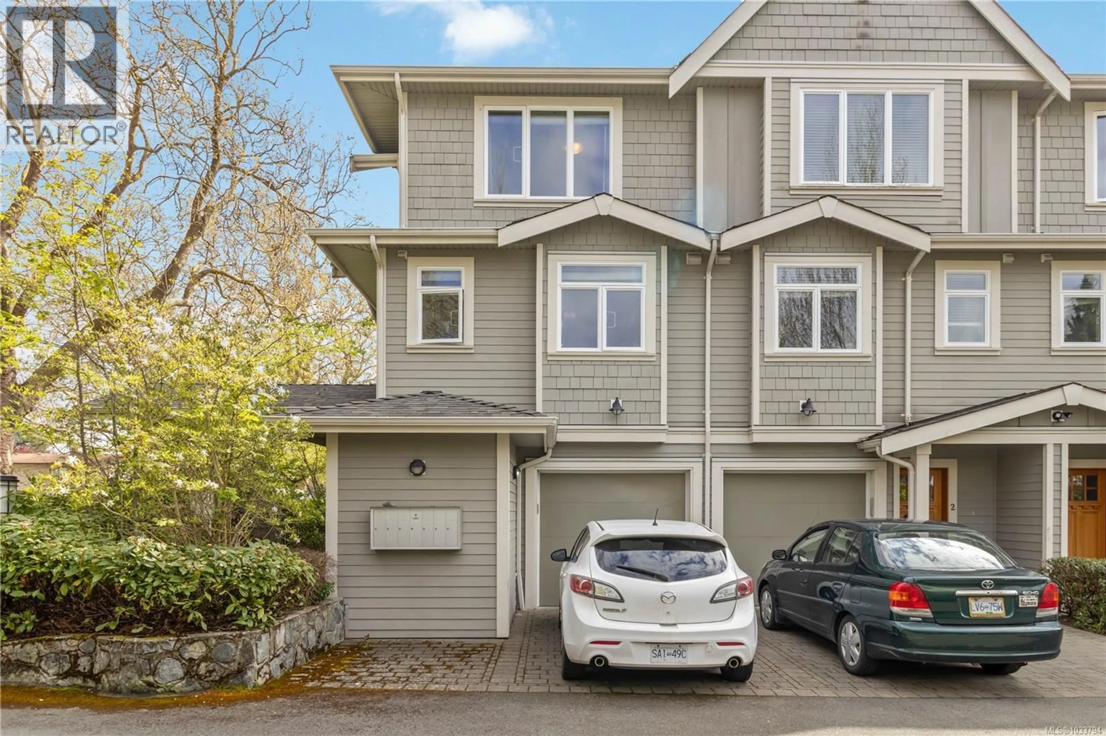 Home with vinyl exterior material, street for 1 - 2918 SHELBOURNE STREET, Victoria British Columbia V8R4M6