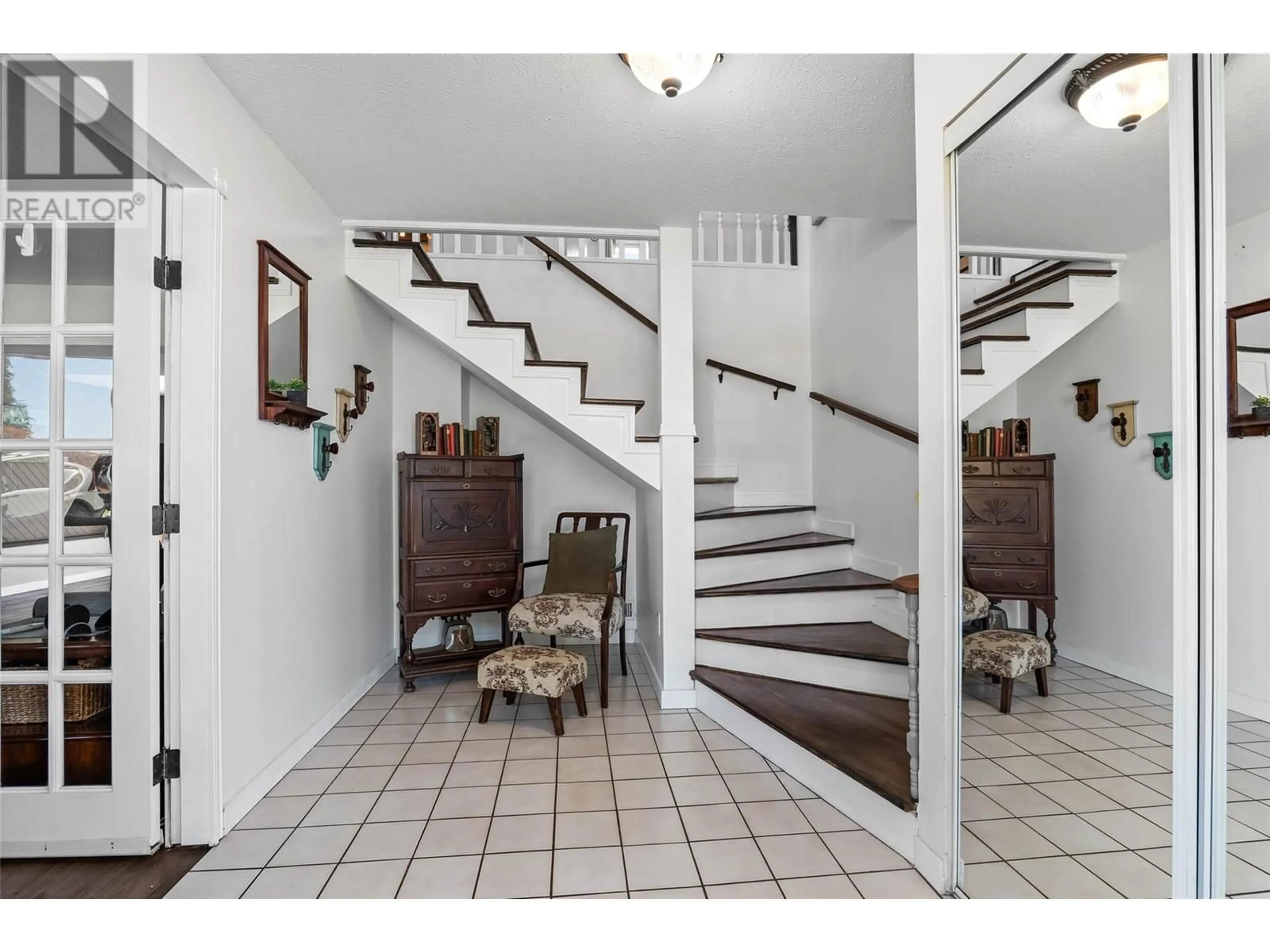Indoor foyer for 1683 SHERIDAN DRIVE, Kamloops British Columbia V2B6B1