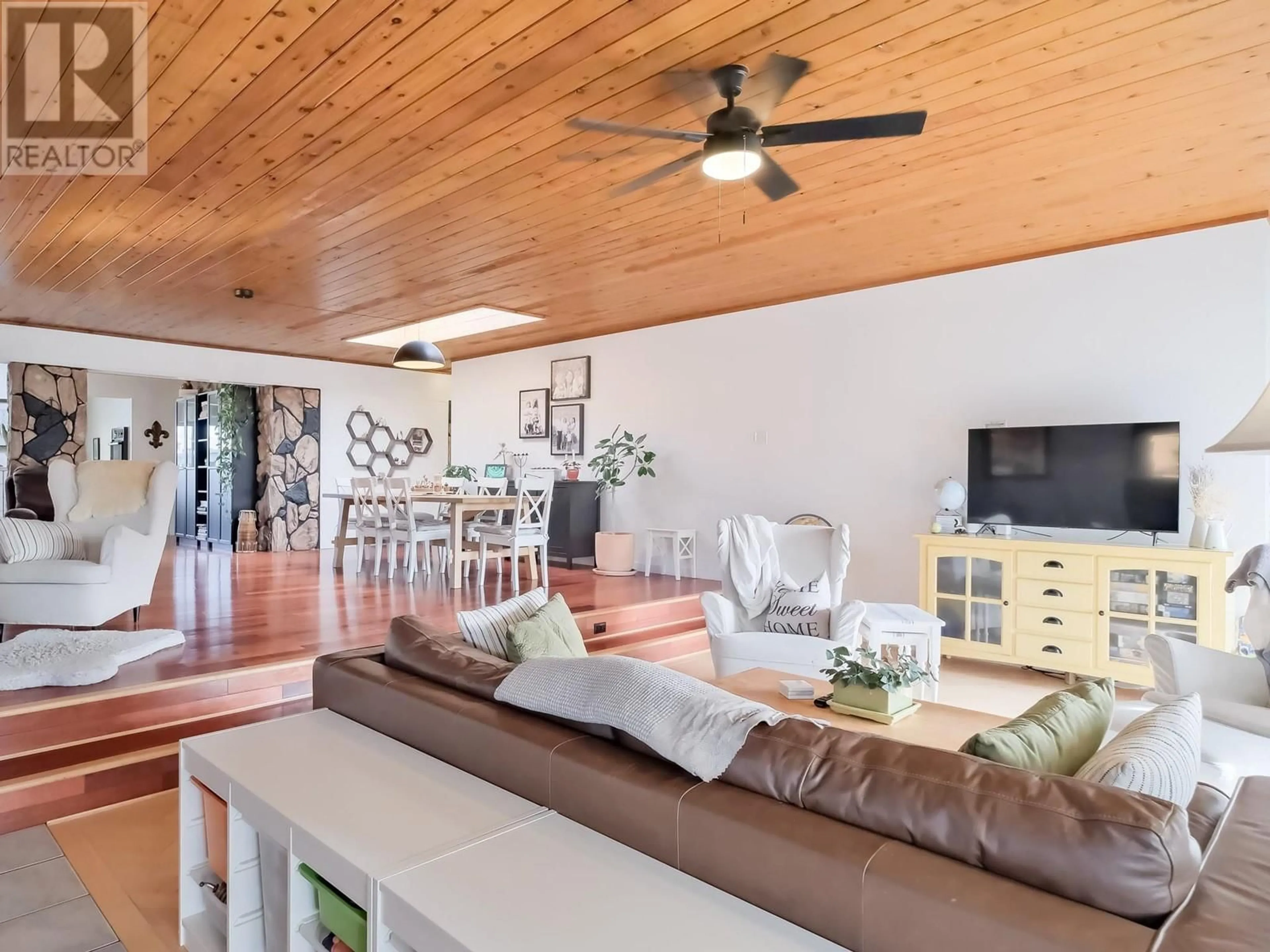 Living room with furniture, wood/laminate floor for 210 YORKTON AVENUE, Penticton British Columbia V2A3V2