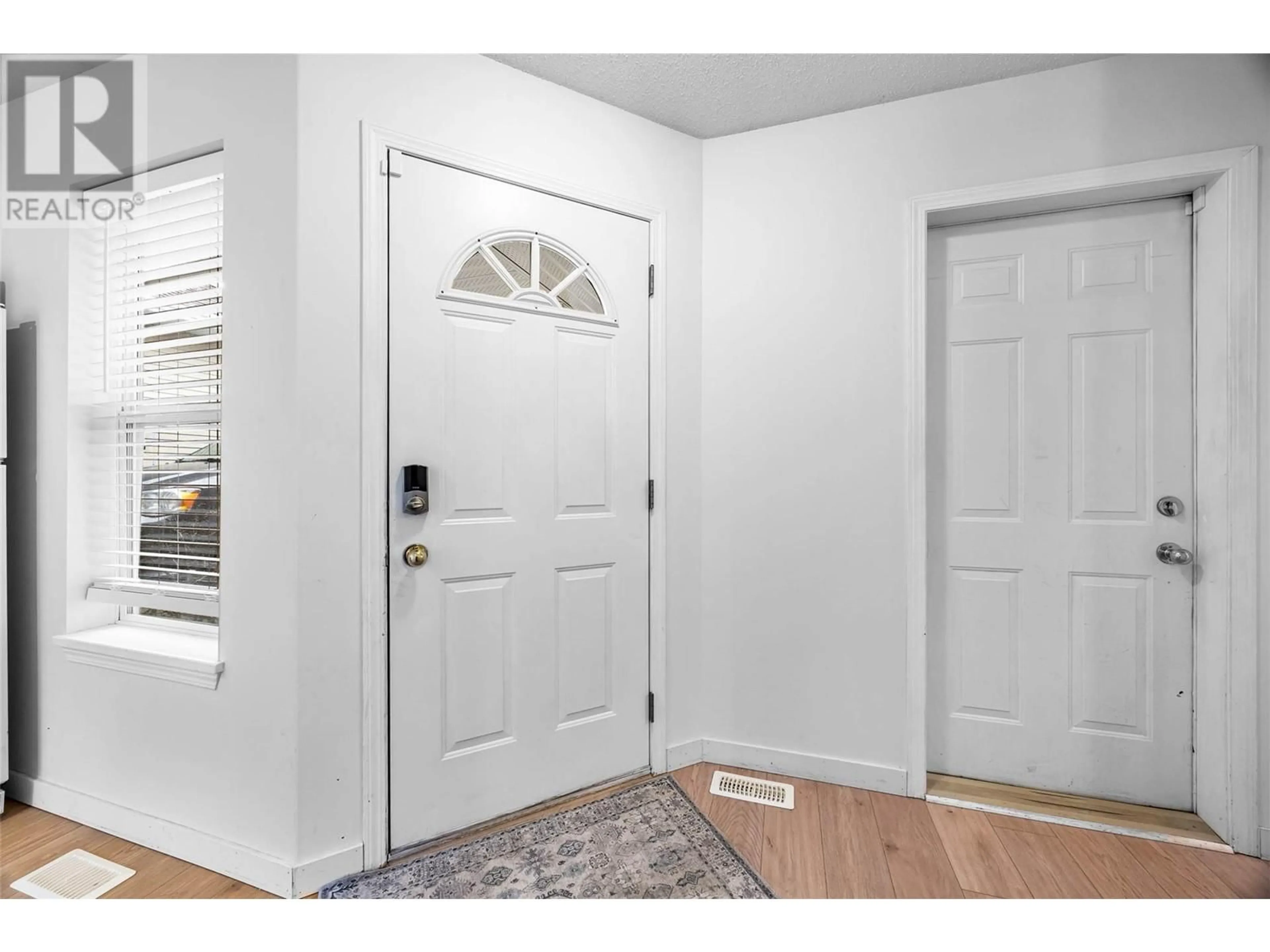 Indoor entryway for 2 - 1920 HUGH ALLAN DRIVE, Kamloops British Columbia V1S1Y5