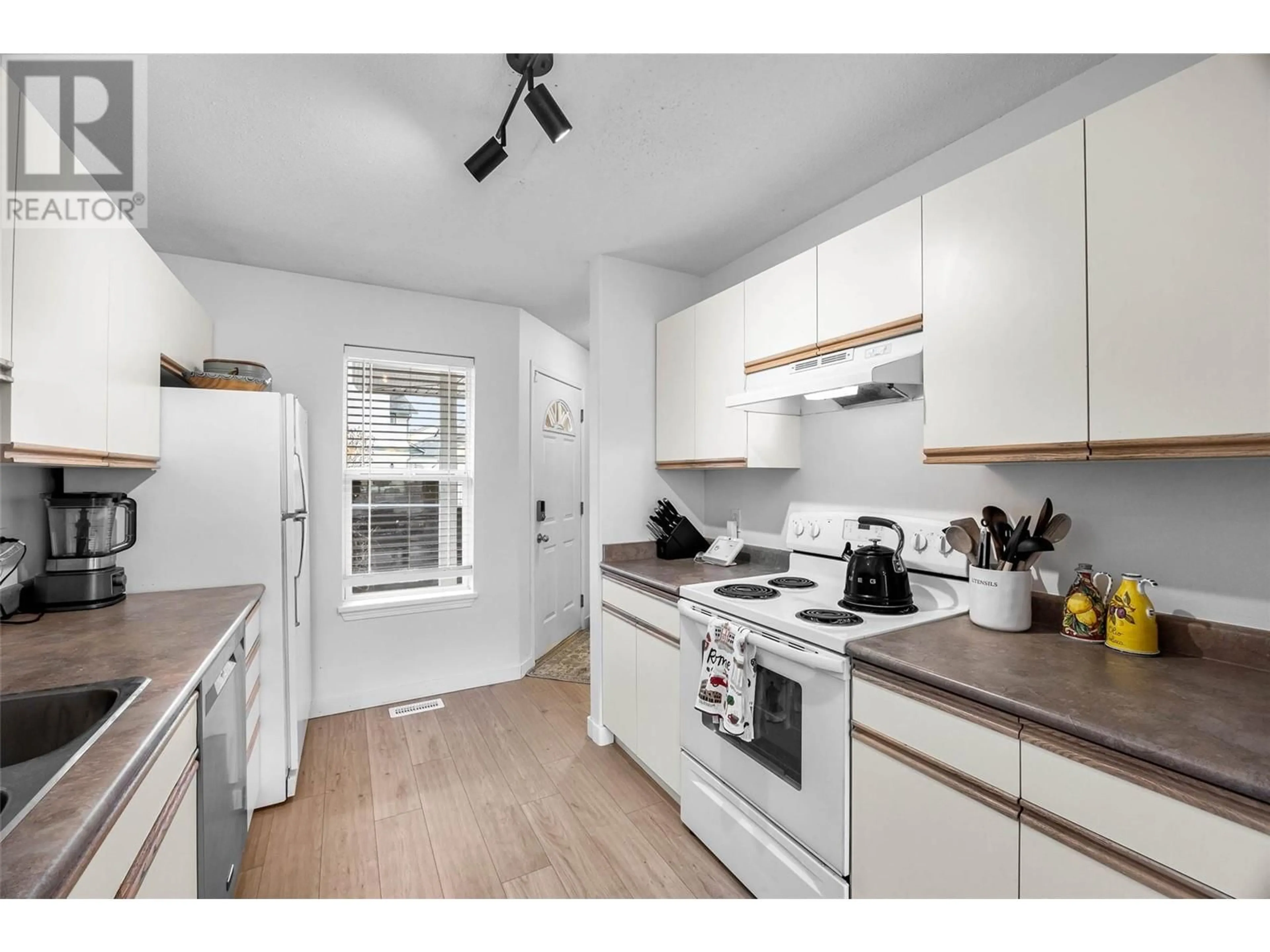 Standard kitchen, wood/laminate floor for 2 - 1920 HUGH ALLAN DRIVE, Kamloops British Columbia V1S1Y5