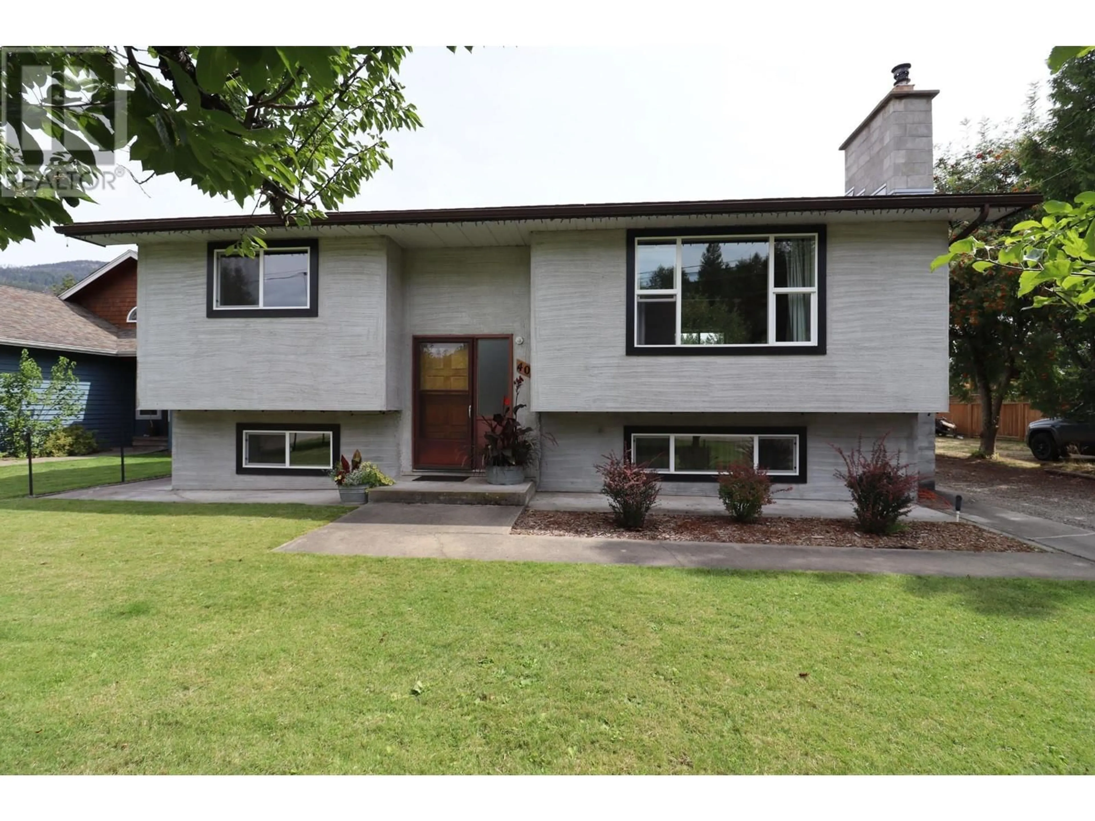 Home with vinyl exterior material, street for 40 CHASE ROAD, Christina Lake British Columbia V0H1E0