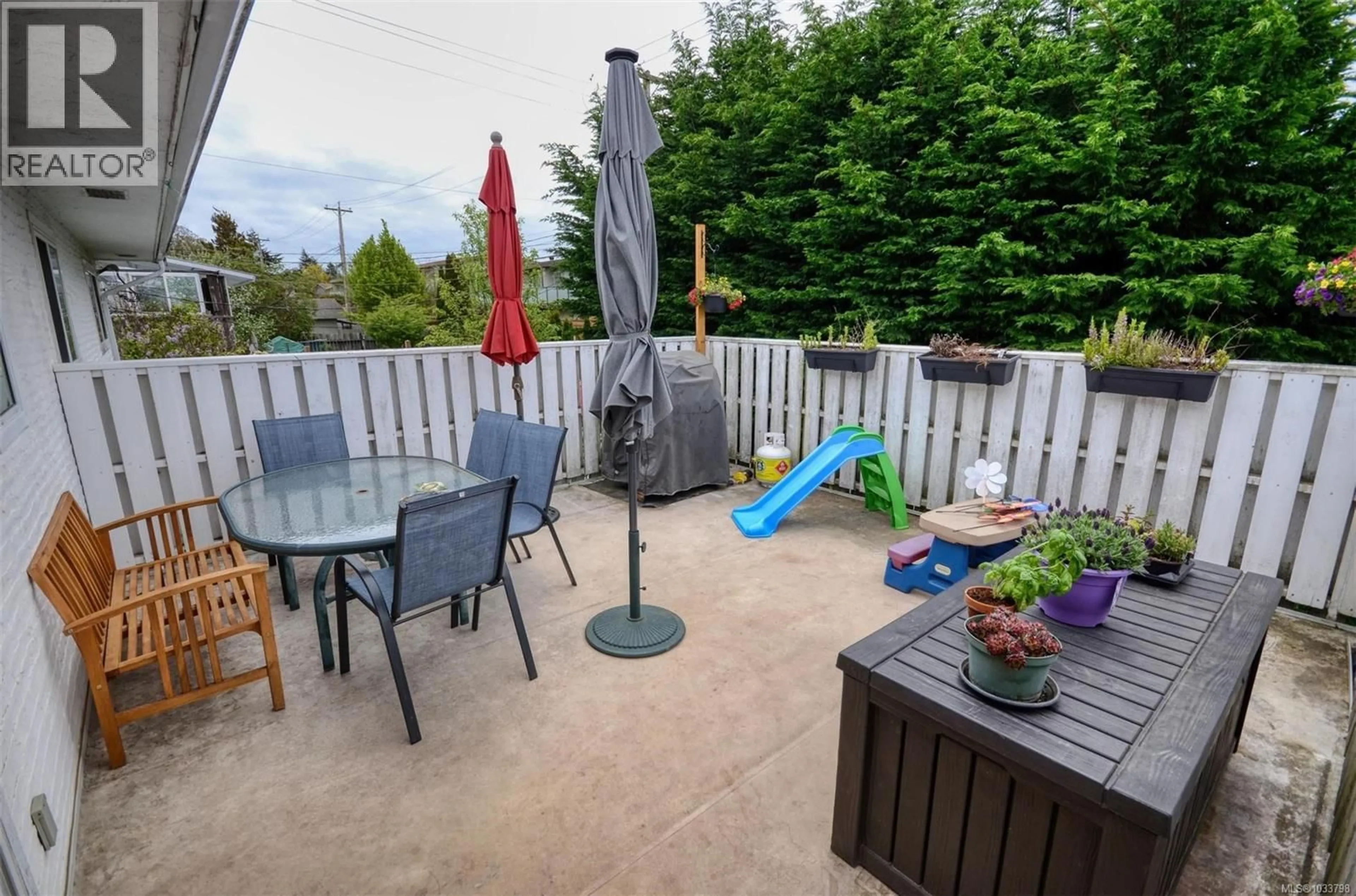Patio, unknown for 1809 LAVAL AVENUE, Saanich British Columbia V8N1M9