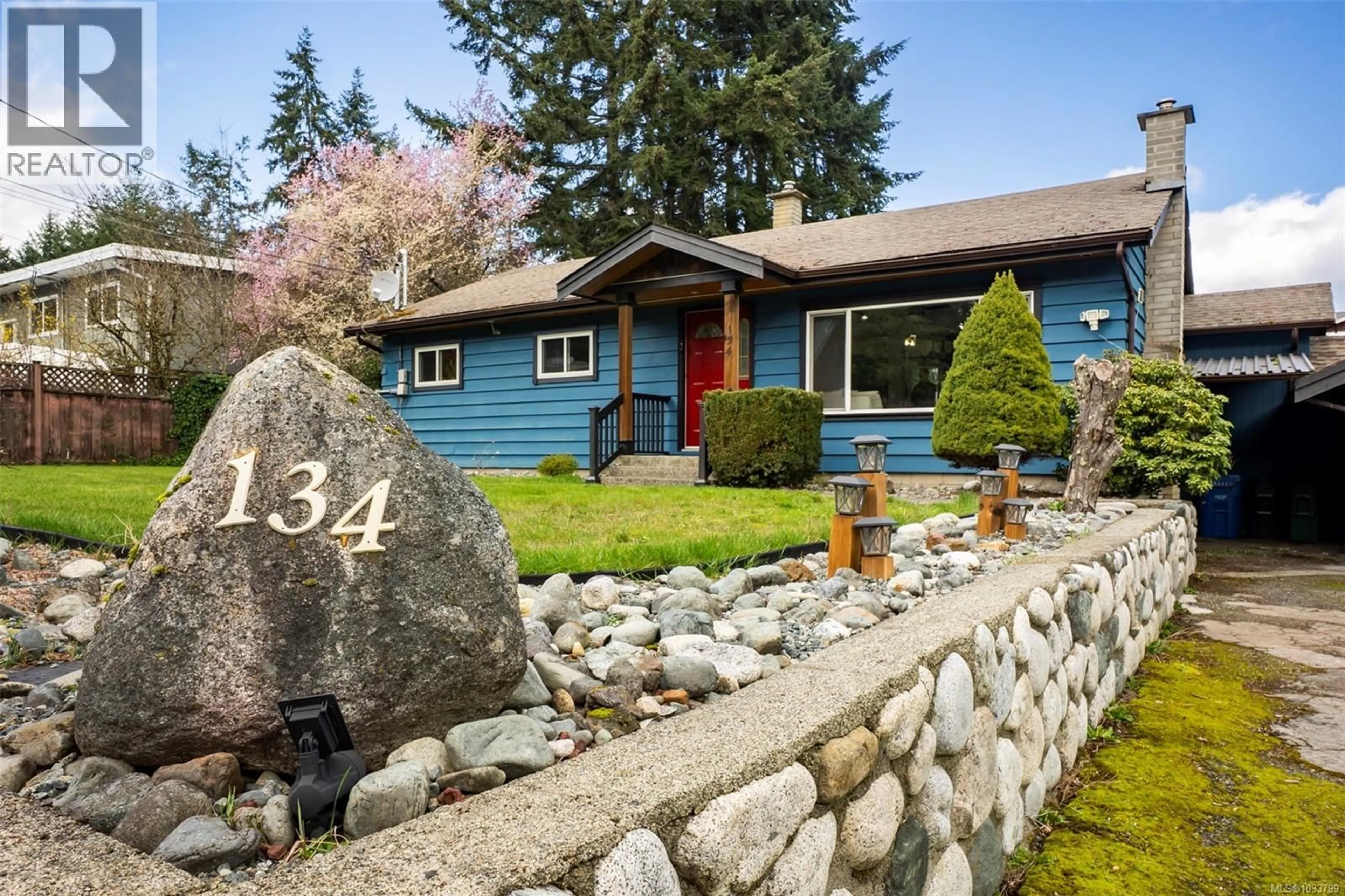 Home with vinyl exterior material, street for 134 ROBERTA ROAD WEST, Nanaimo British Columbia V9X1A2