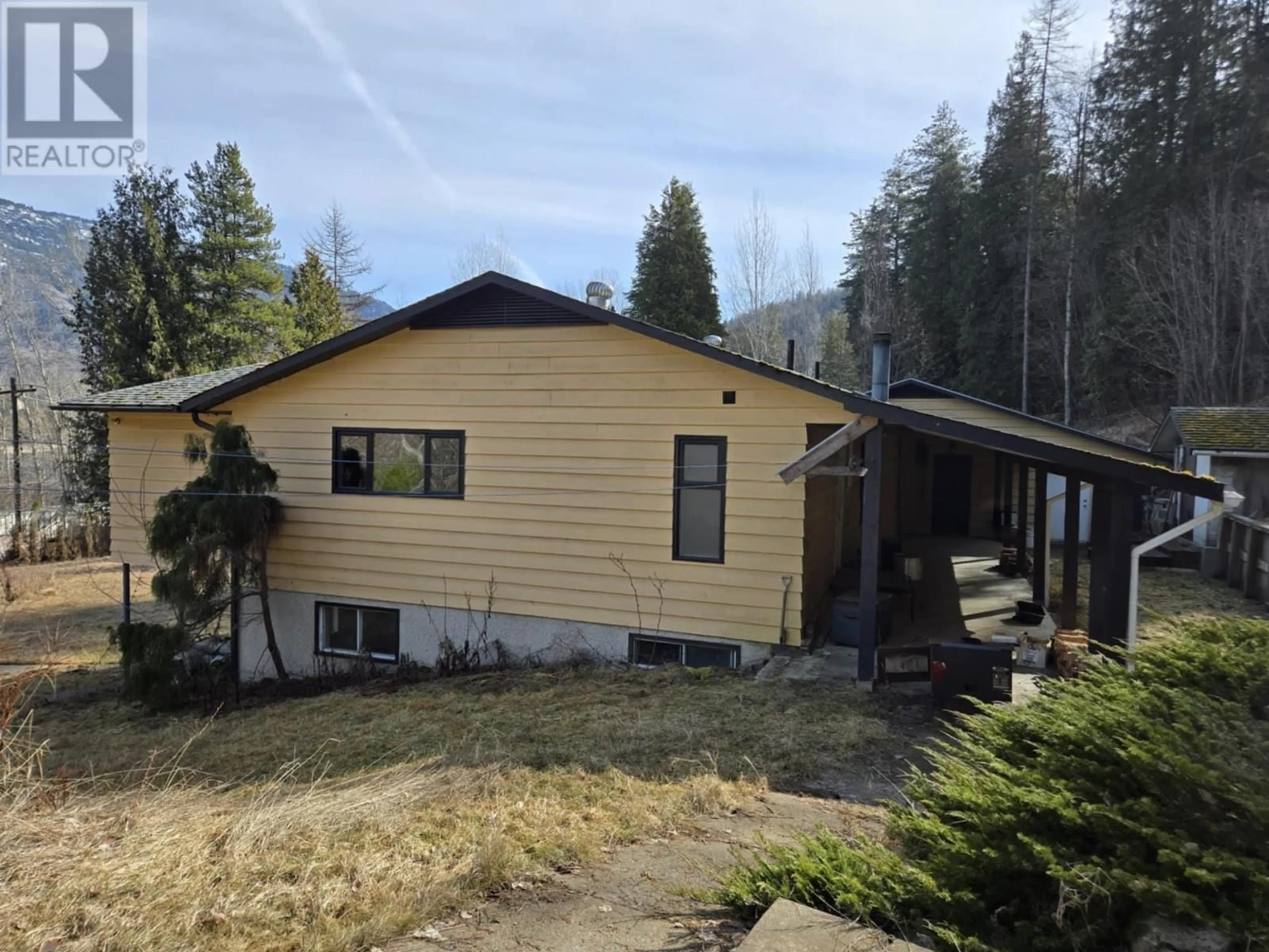 Home with vinyl exterior material, unknown for 1660 Arrow Lakes Drive, Castlegar British Columbia V1N3N3