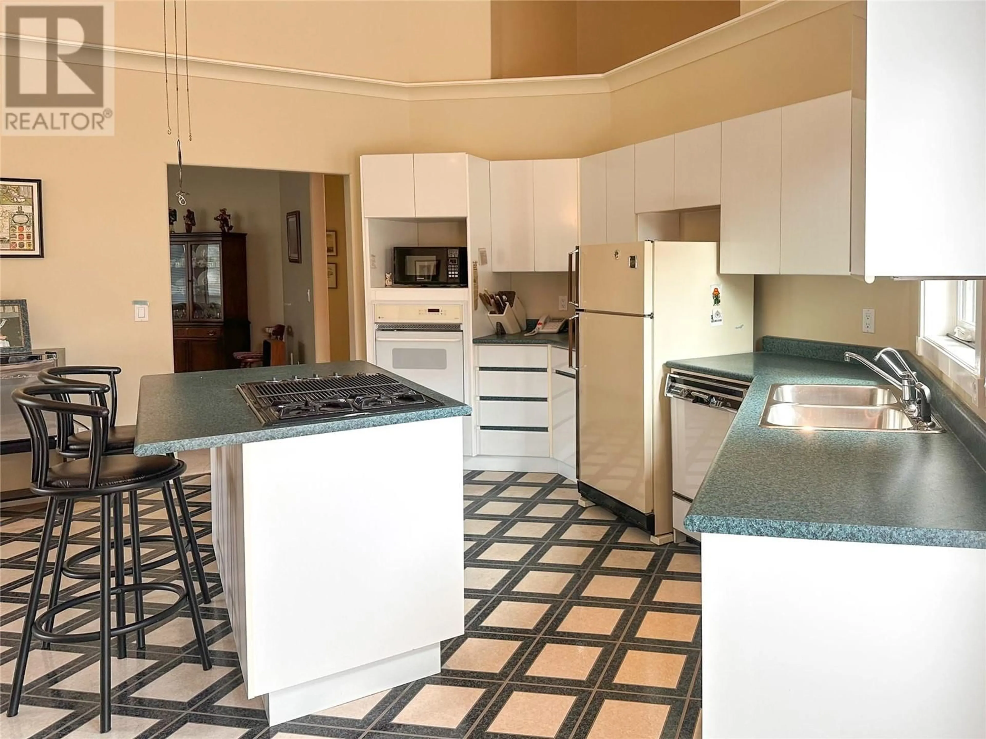 Open concept kitchen, ceramic/tile floor for 101 - 45 HUDSONS BAY TRAIL, Kamloops British Columbia V2C6N5
