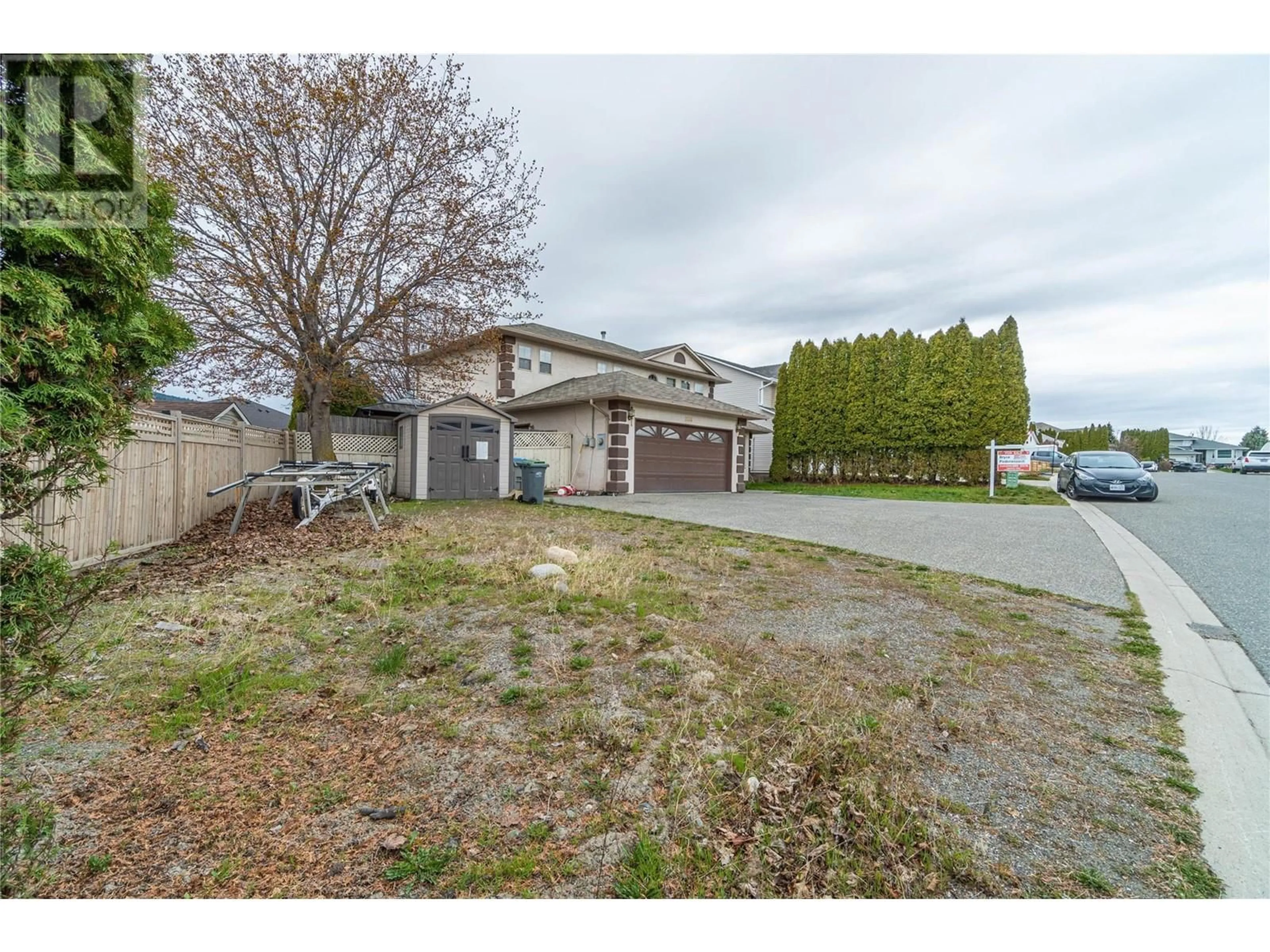 A pic from outside/outdoor area/front of a property/back of a property/a pic from drone, street for 2086 TOMLINSON COURT, Kamloops British Columbia V2E2M7