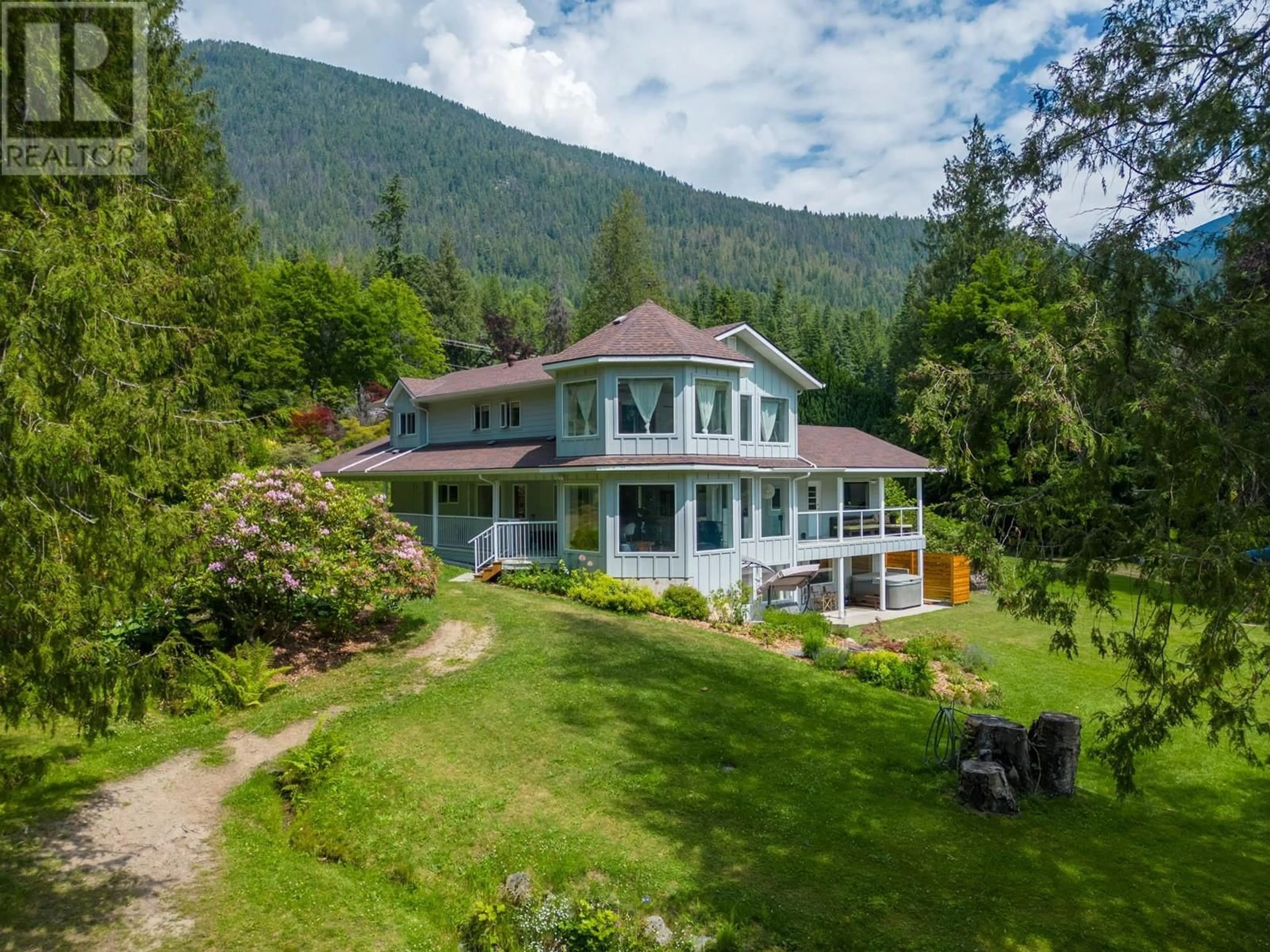 A pic from outside/outdoor area/front of a property/back of a property/a pic from drone, mountain view for 4161 HEROUX Road, Nelson British Columbia V1L6N5