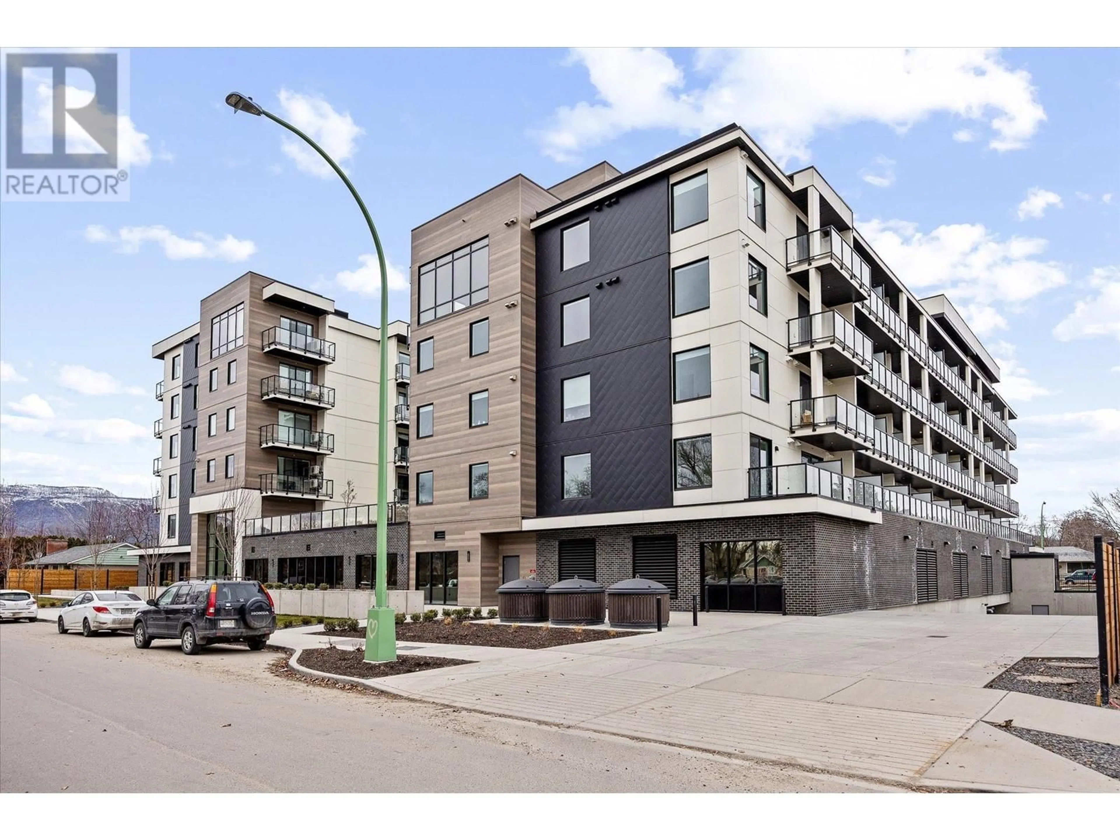 Patio, street for 307 - 1274 DEVONSHIRE AVENUE, Kelowna British Columbia V1Y0M7