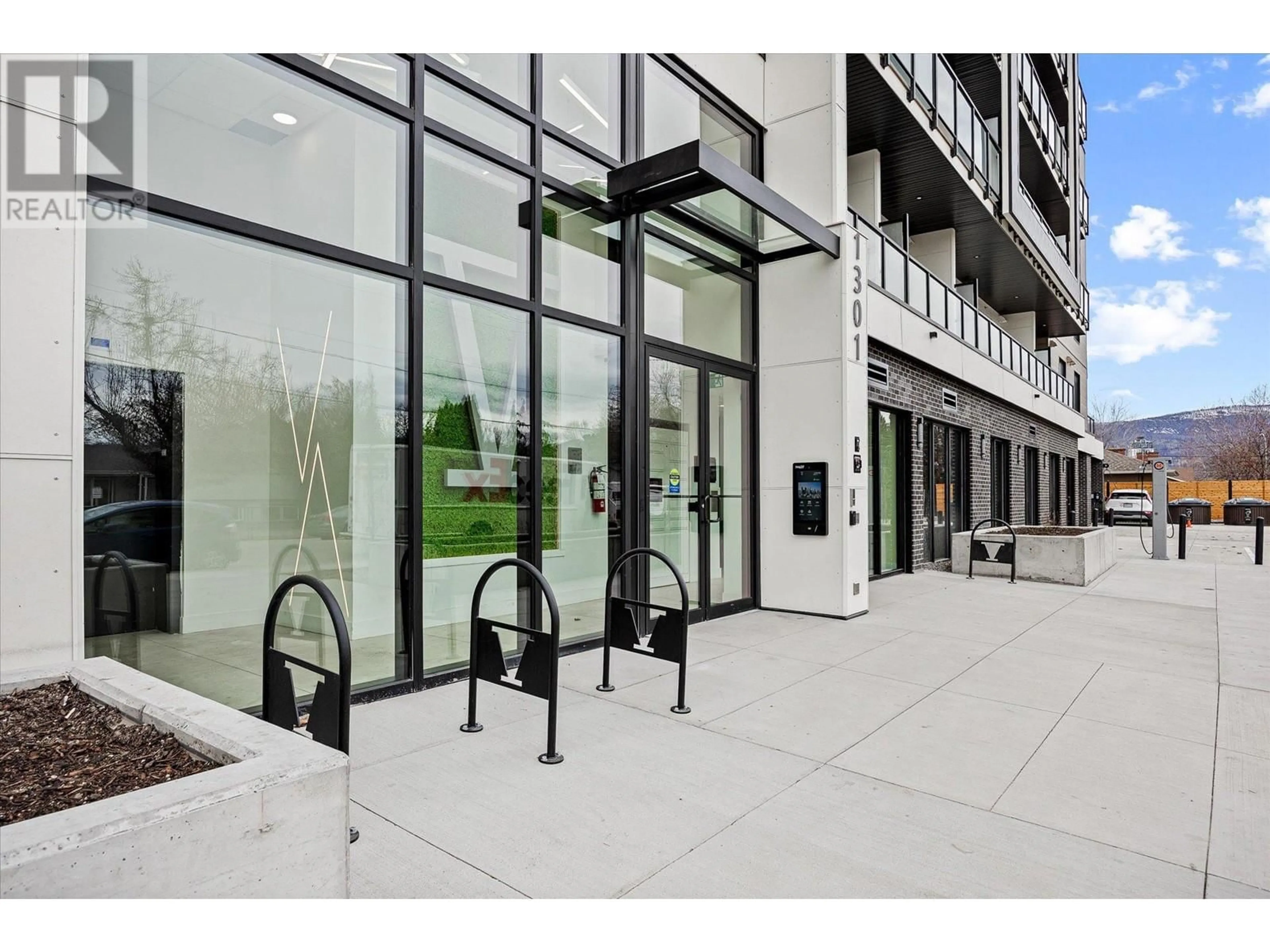 Indoor foyer for 307 - 1274 DEVONSHIRE AVENUE, Kelowna British Columbia V1Y0M7