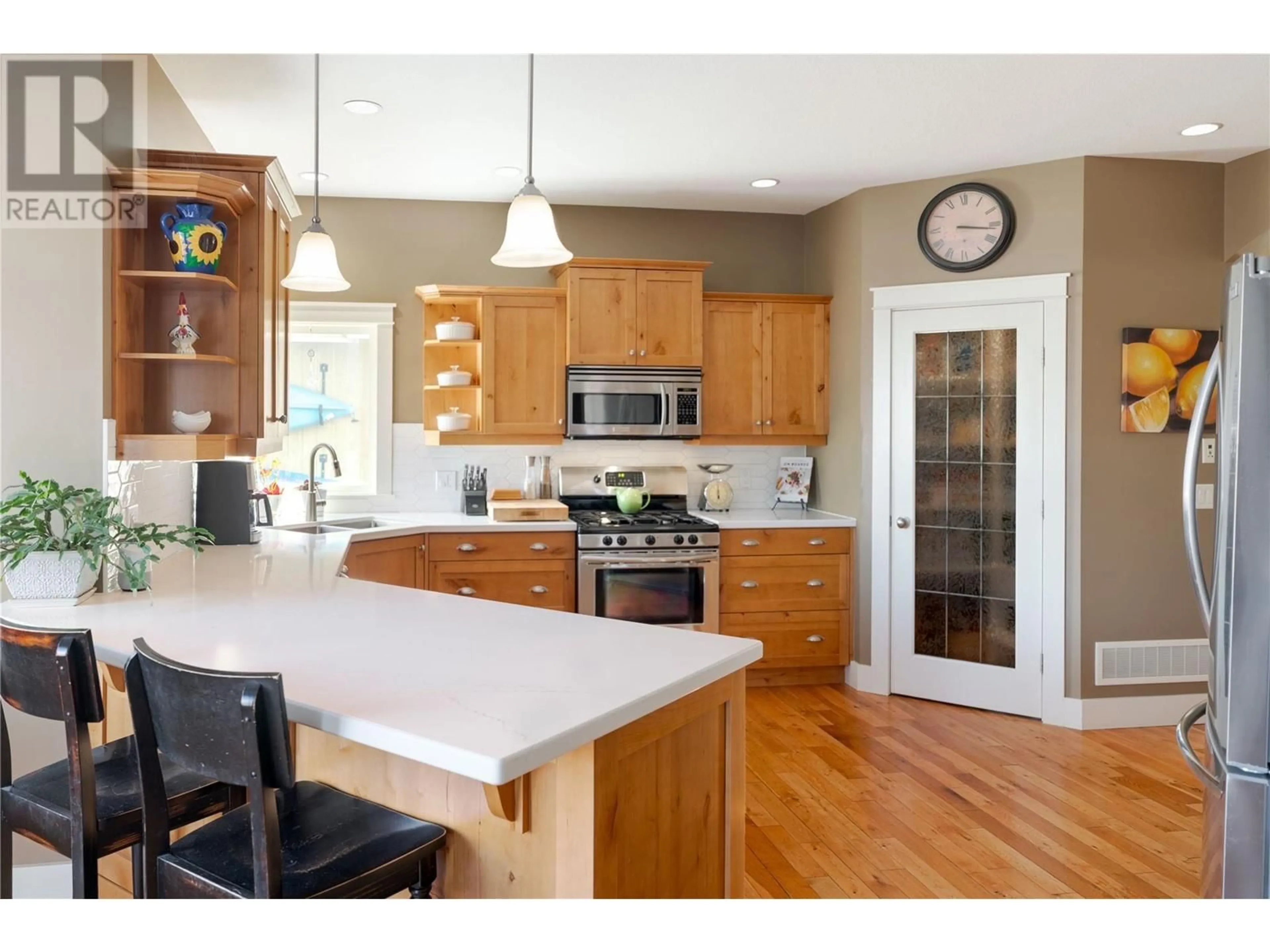 Open concept kitchen, wood/laminate floor for 343 Quilchena Drive, Kelowna British Columbia V1W4Y9