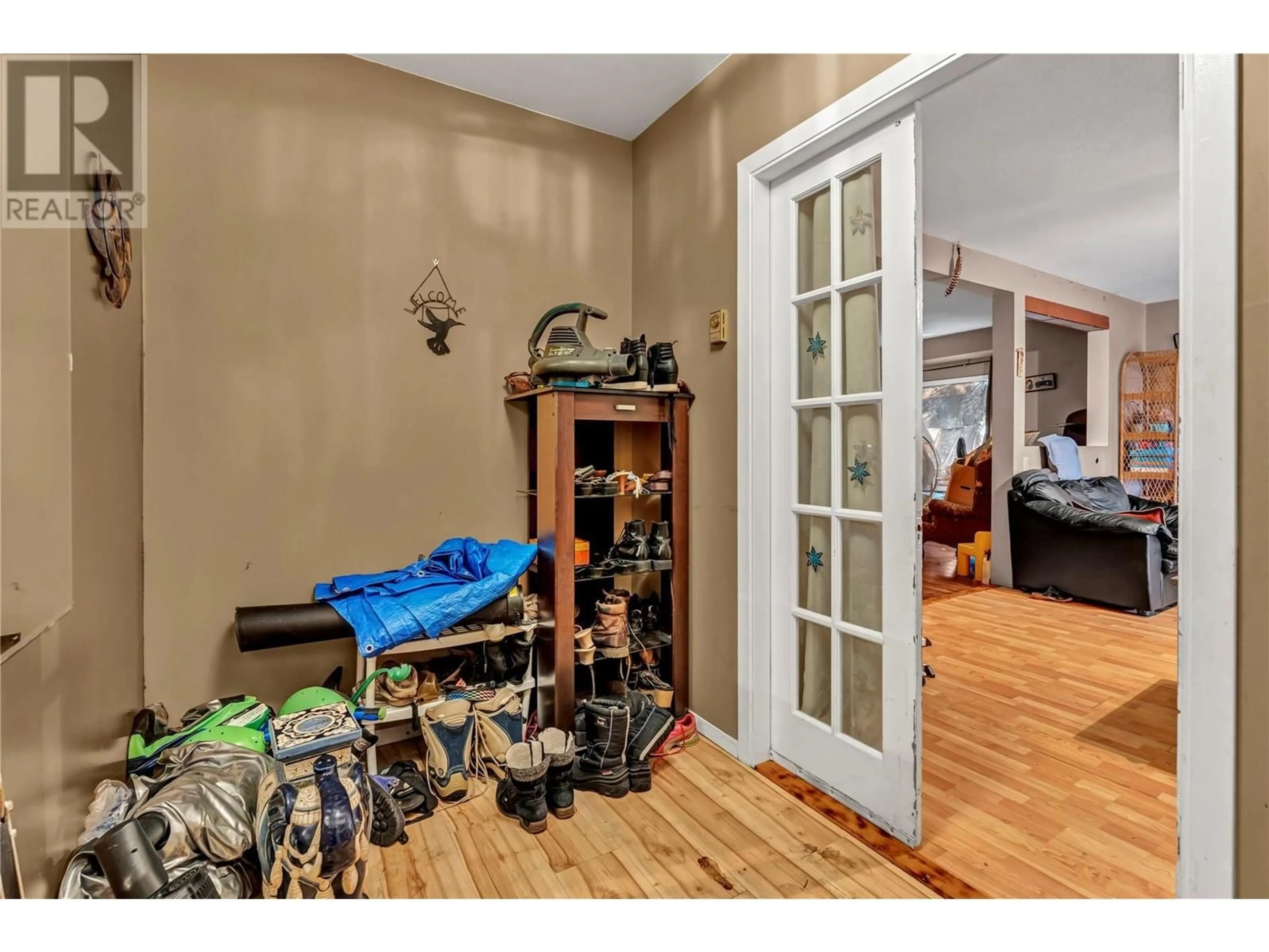 Indoor entryway for 330 VAN HORNE STREET, Penticton British Columbia V2A4K5