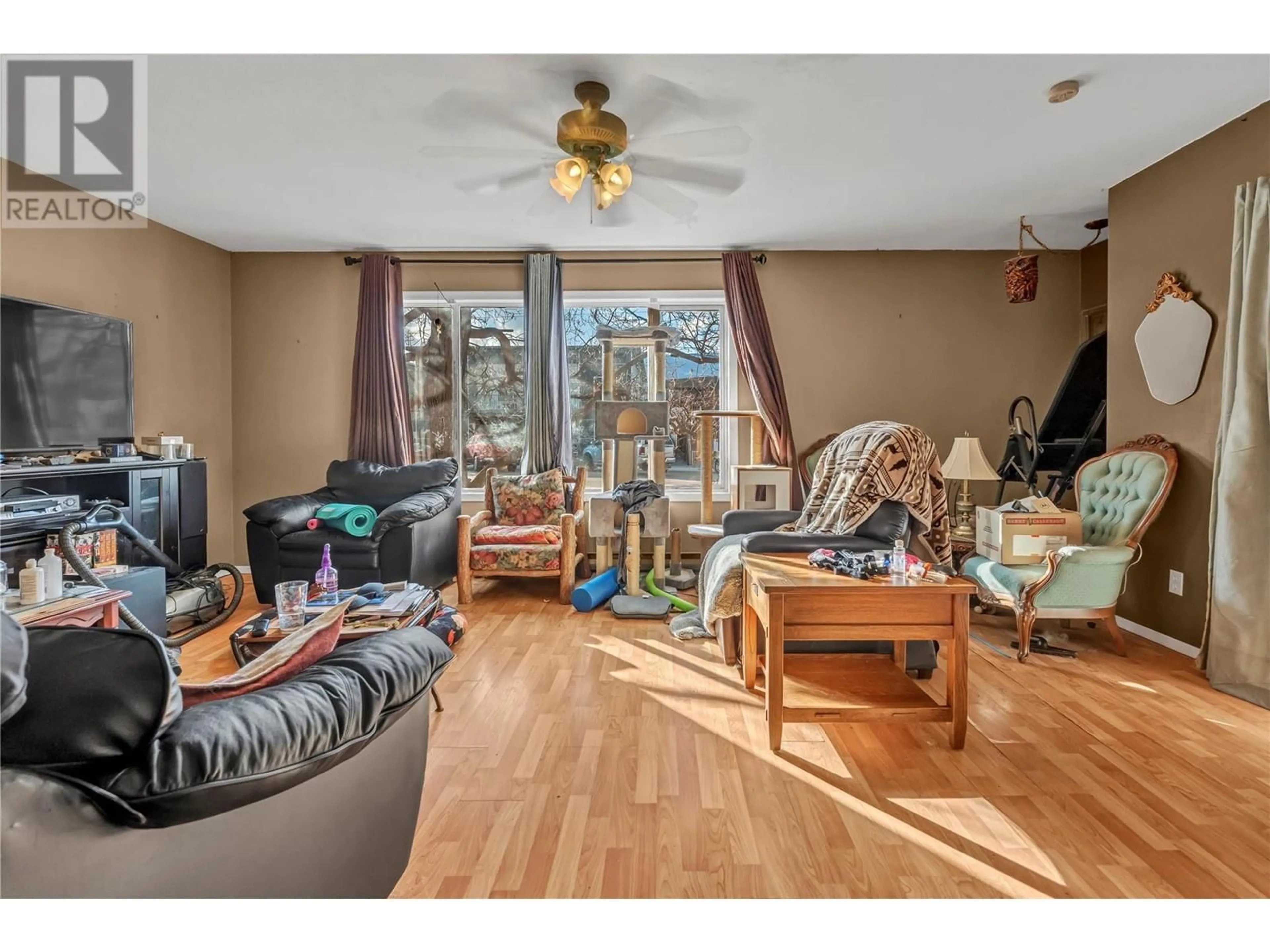 Living room with furniture, wood/laminate floor for 330 VAN HORNE STREET, Penticton British Columbia V2A4K5