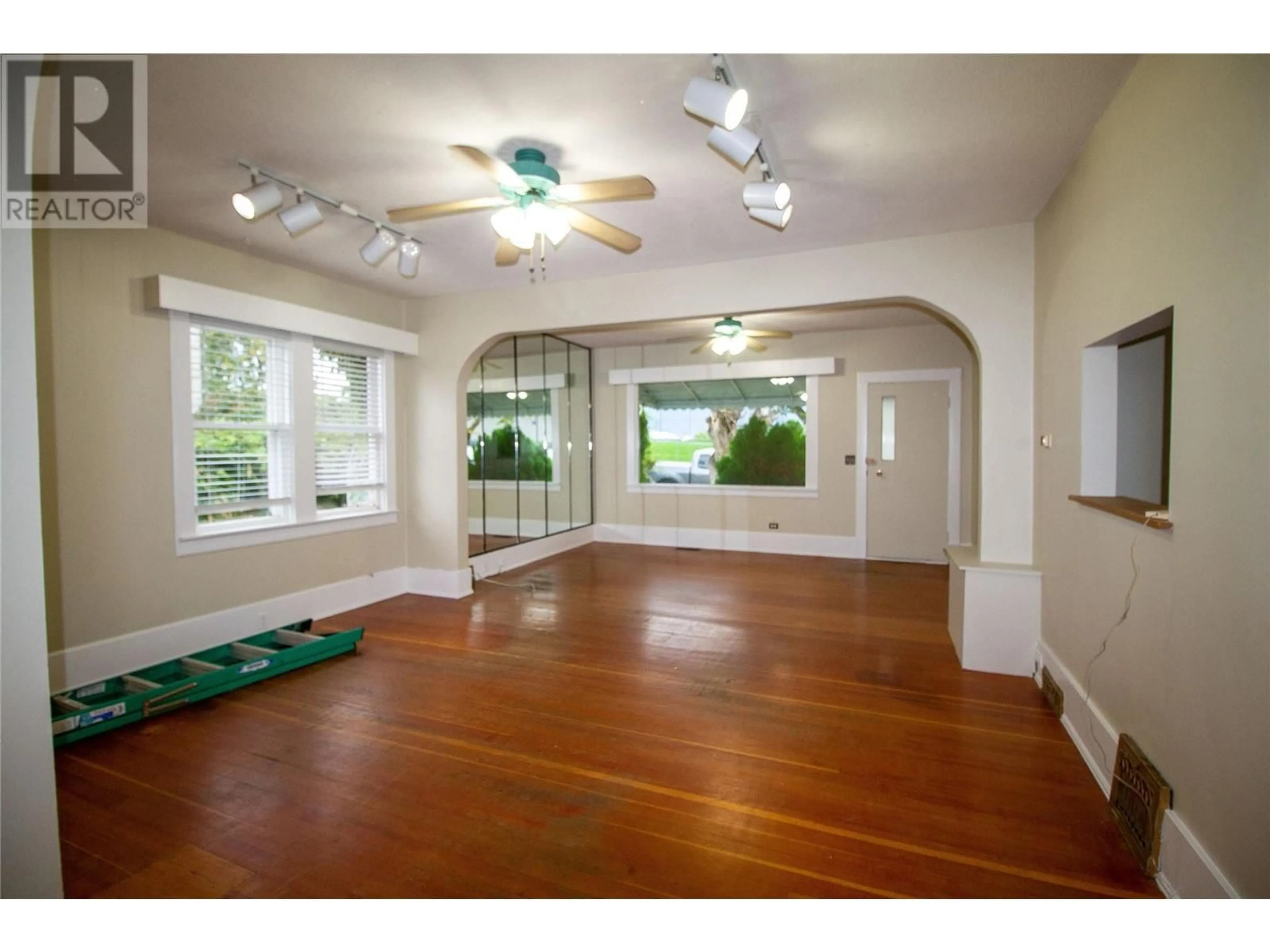Indoor foyer for 13218 KELLY AVENUE, Summerland British Columbia V0H1Z0