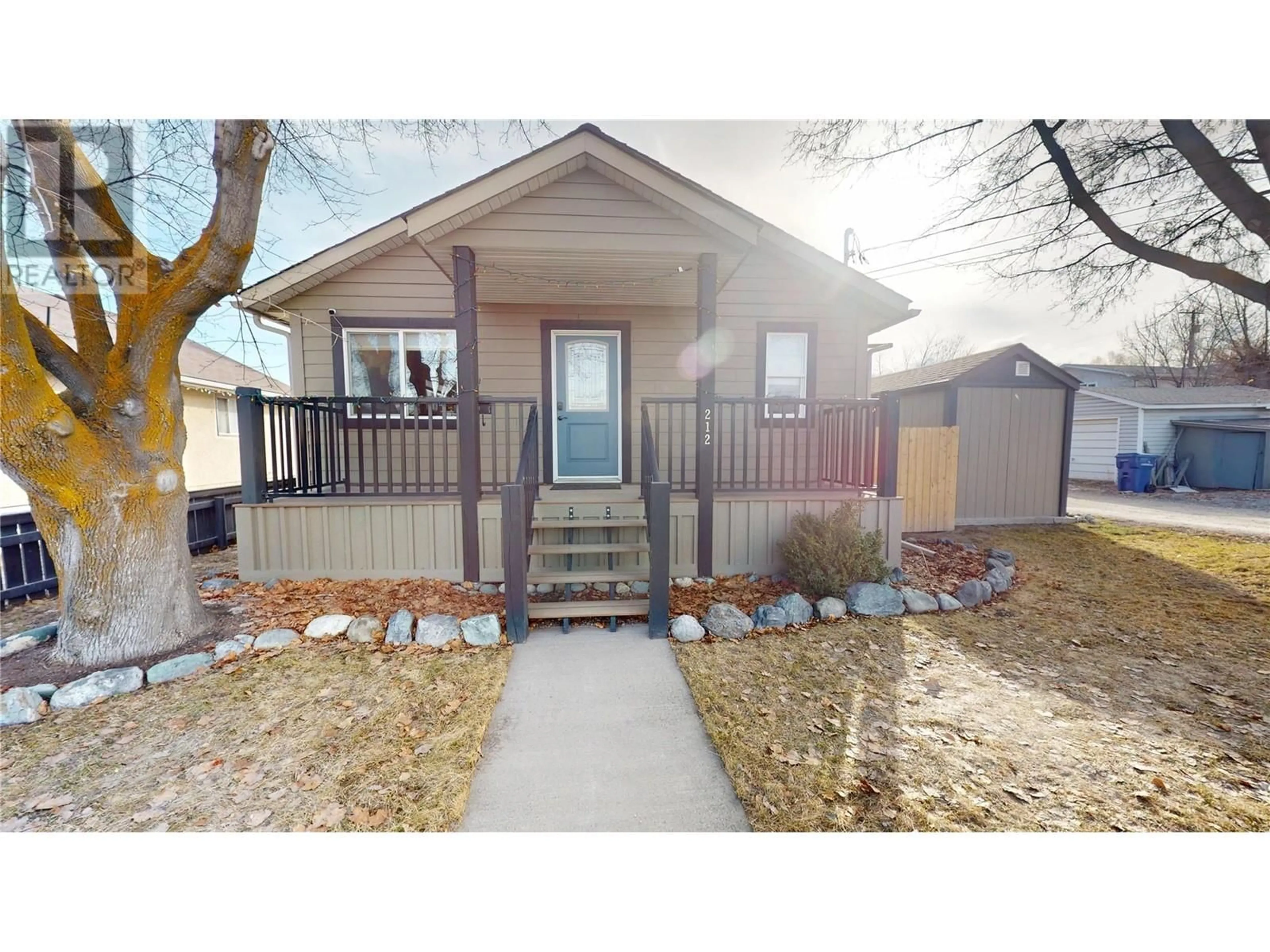 Home with vinyl exterior material, street for 212 16TH AVENUE NORTH, Cranbrook British Columbia V1C3W5