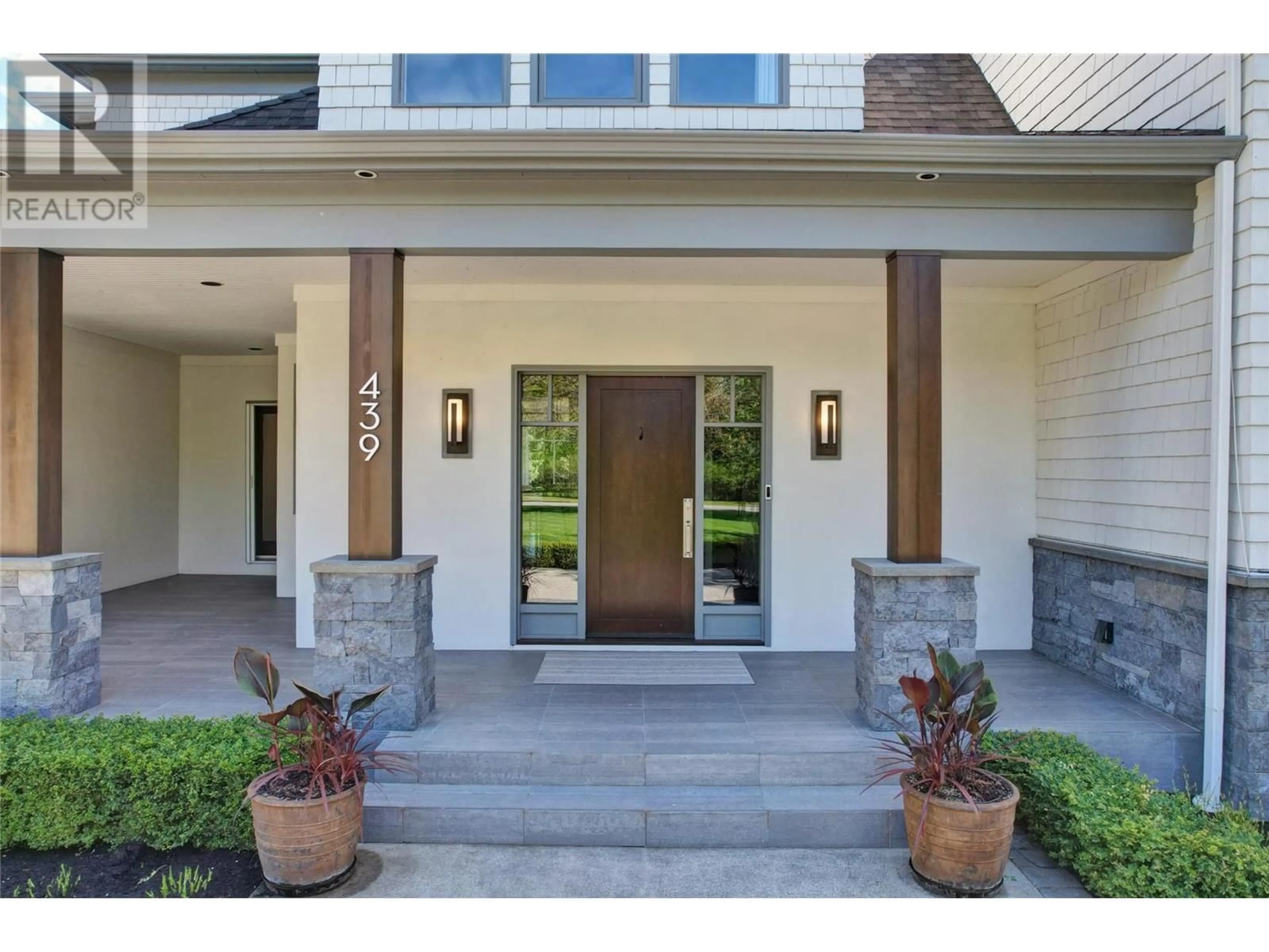 Indoor entryway for 439 Farris Road, Kelowna British Columbia V1W1N1