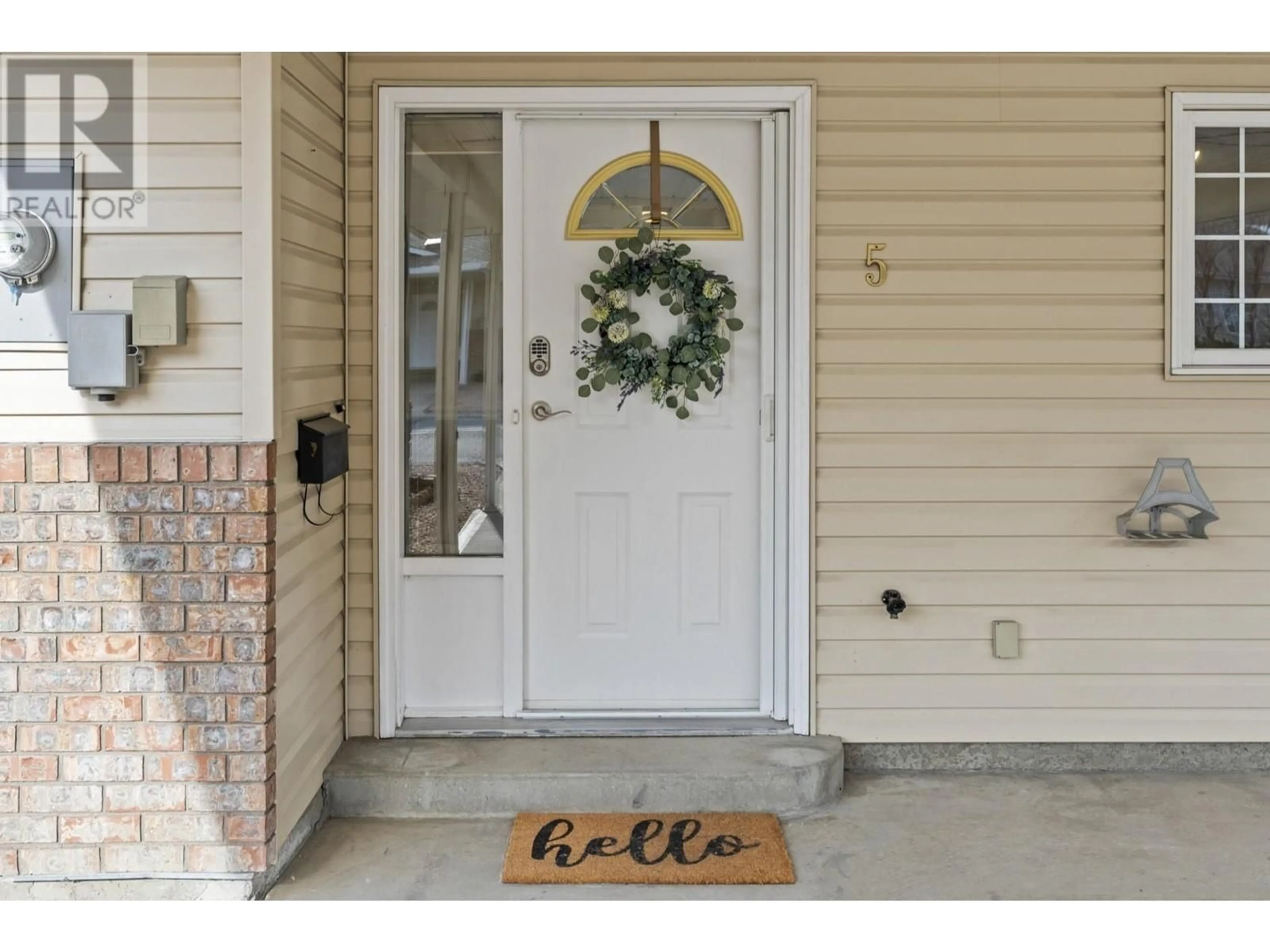 Indoor entryway for 5 - 1038 11 AVENUE, Vernon British Columbia V1B2R5