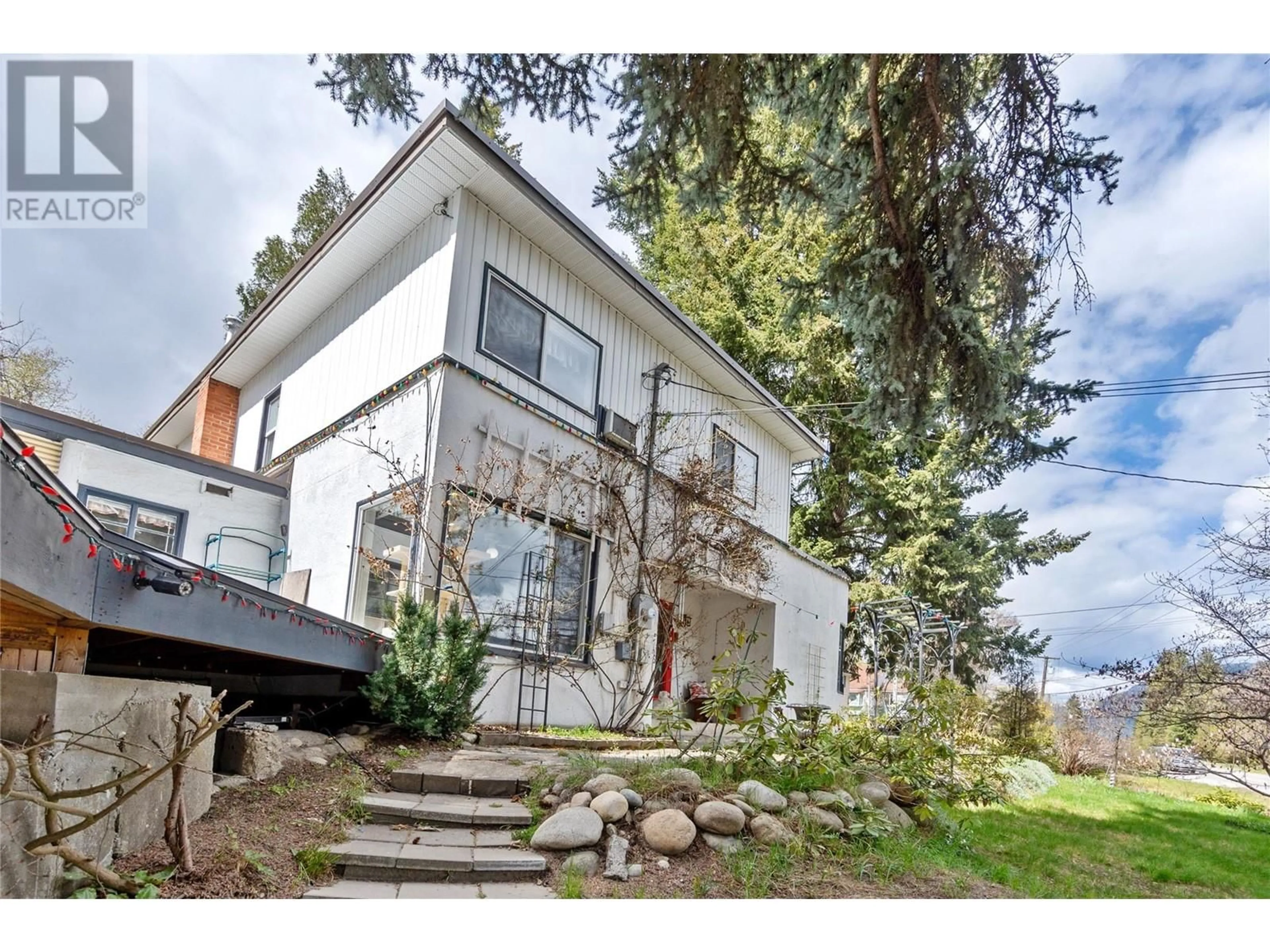 Home with vinyl exterior material, unknown for 2612 COLUMBIA AVENUE, Castlegar British Columbia V1N3K1