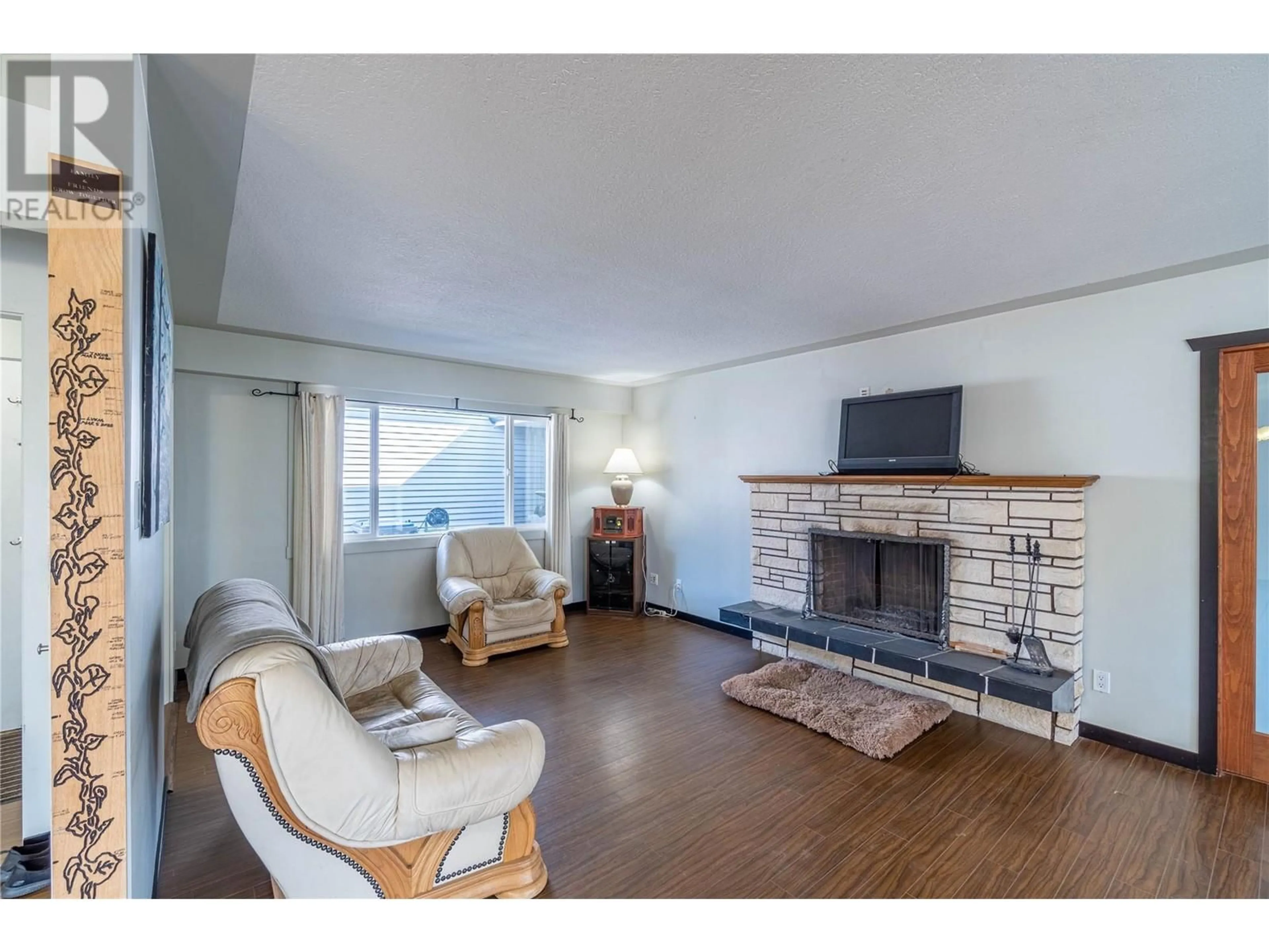 Living room with furniture, wood/laminate floor for 2215 BARBARA Avenue, Kamloops British Columbia V2H1T7