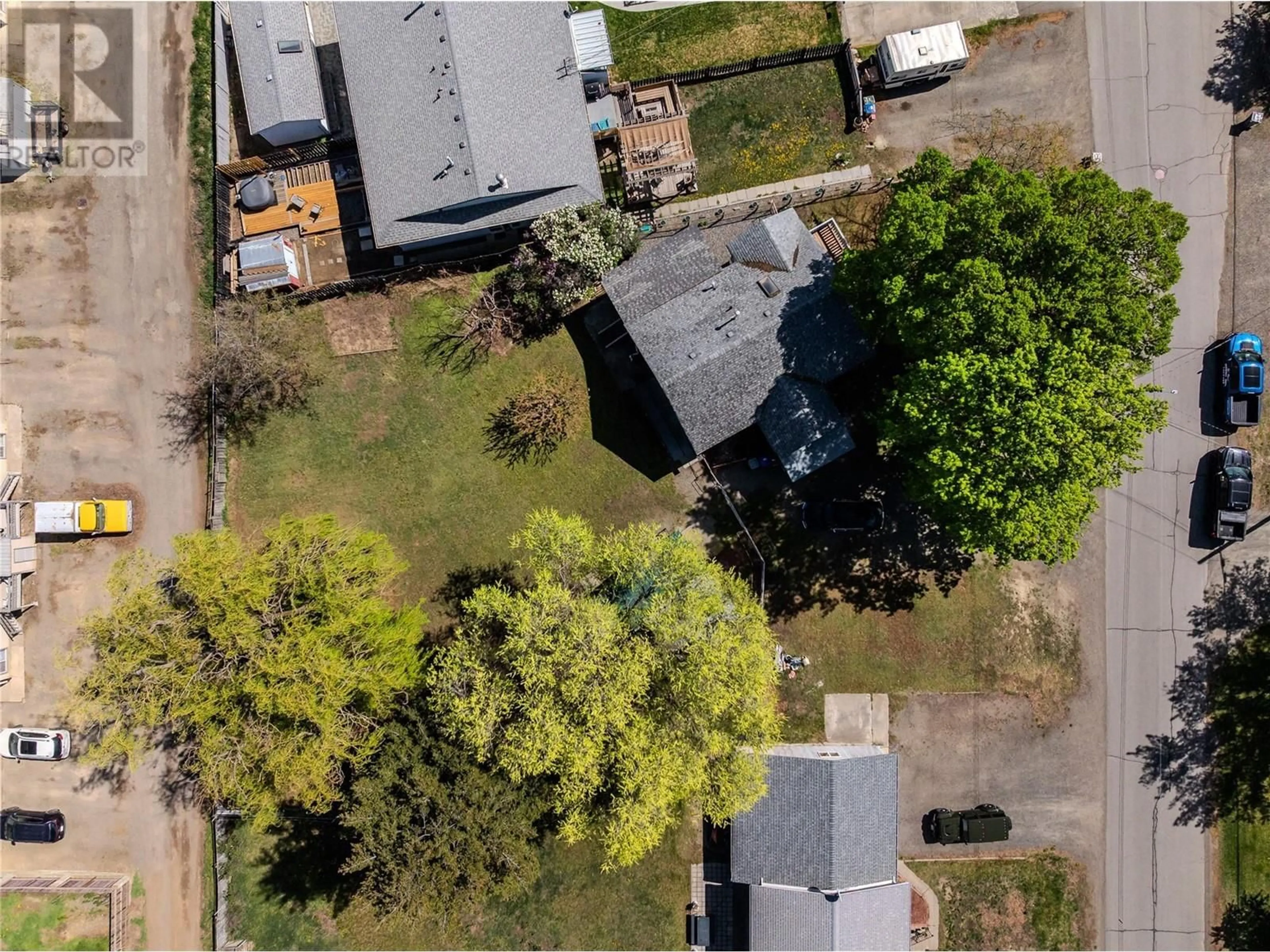 A pic from outside/outdoor area/front of a property/back of a property/a pic from drone, street for 265 NELSON AVENUE, Kamloops British Columbia V2B1M4