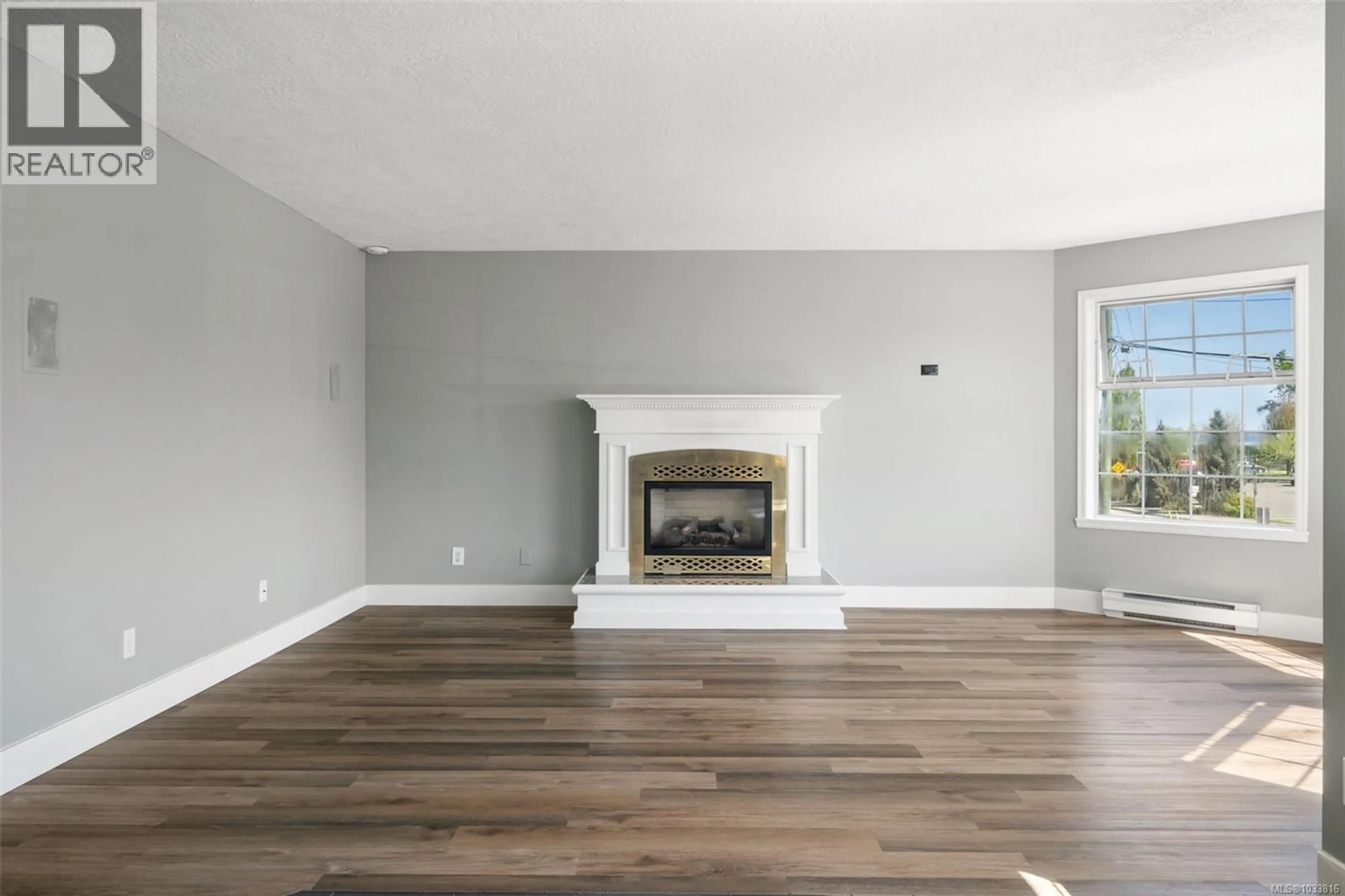 Living room with furniture, wood/laminate floor for 2344 OCEAN AVENUE, Sidney British Columbia V8L4V9