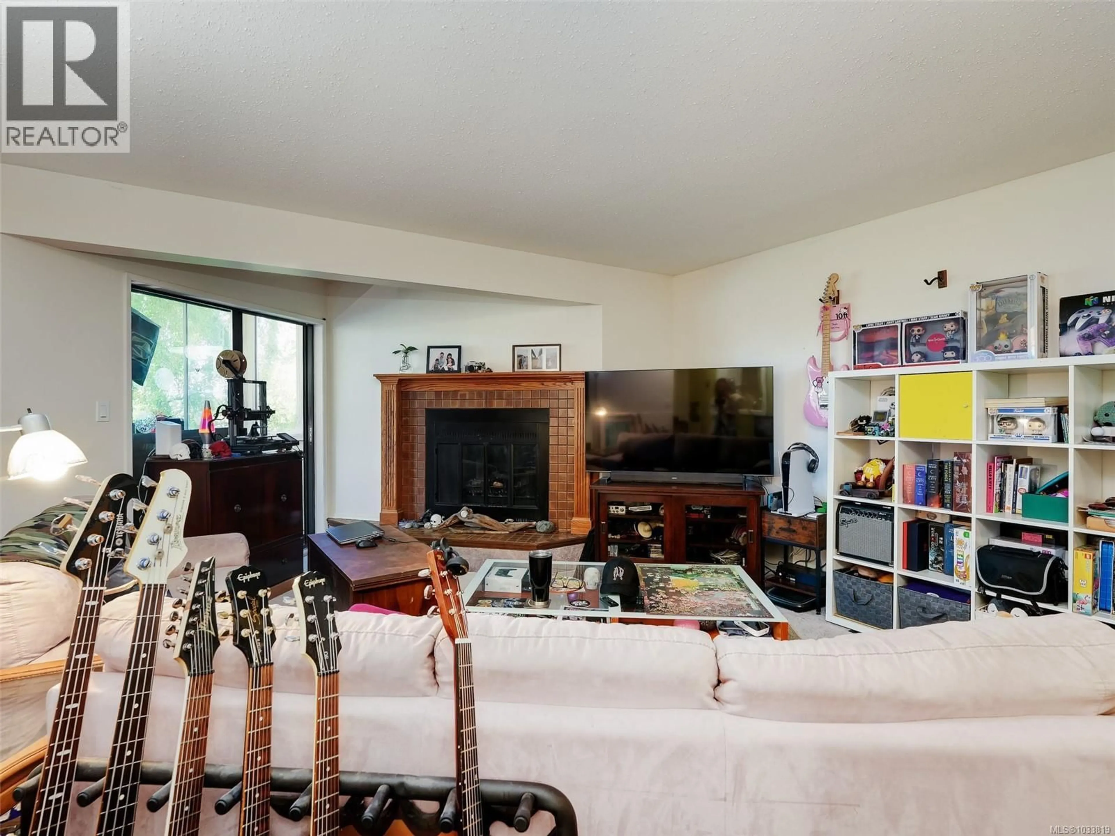 Living room with furniture, unknown for 301 - 9900 FIFTH STREET, Sidney British Columbia V8L2X3