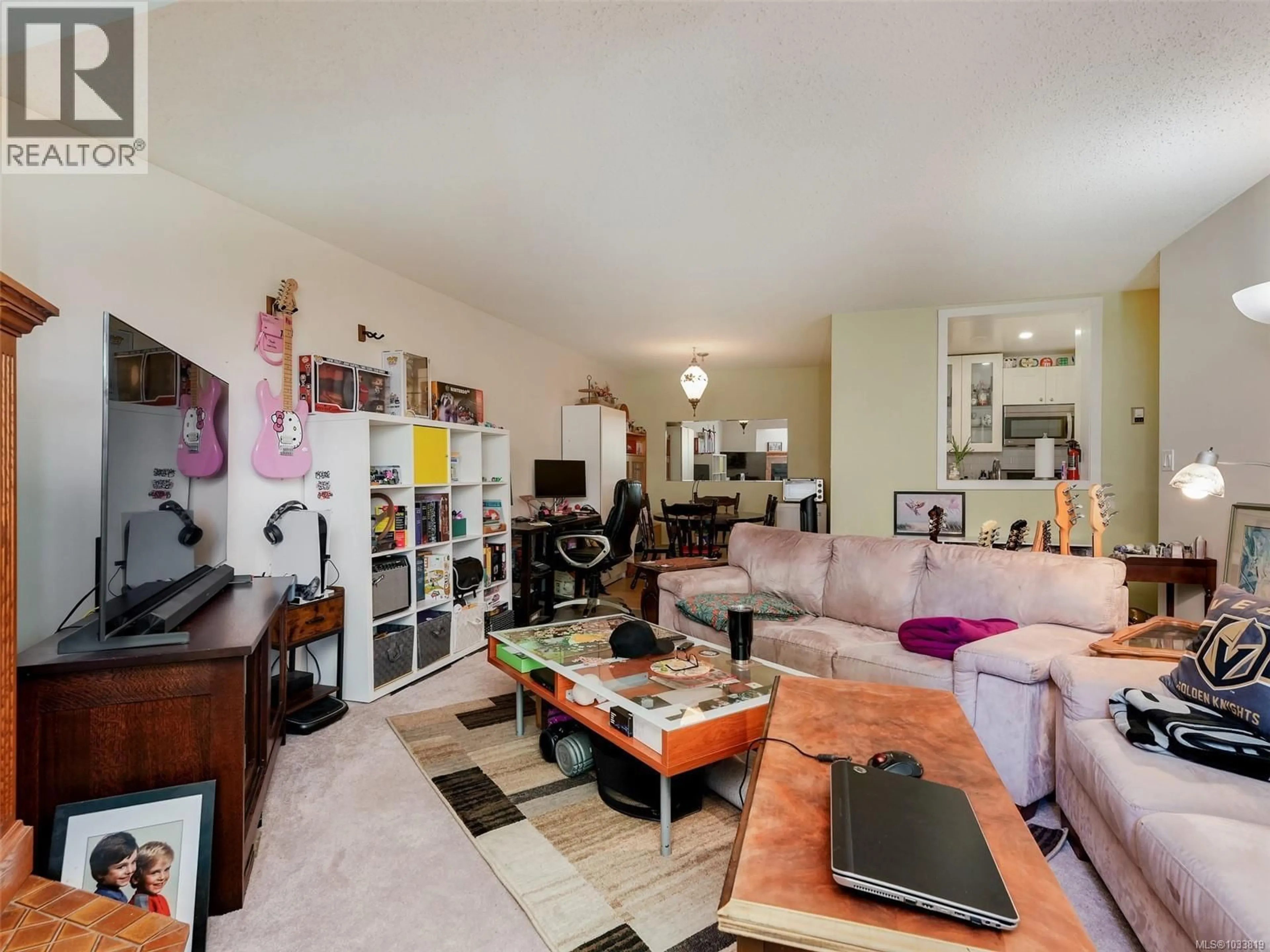 Living room with furniture, unknown for 301 - 9900 FIFTH STREET, Sidney British Columbia V8L2X3