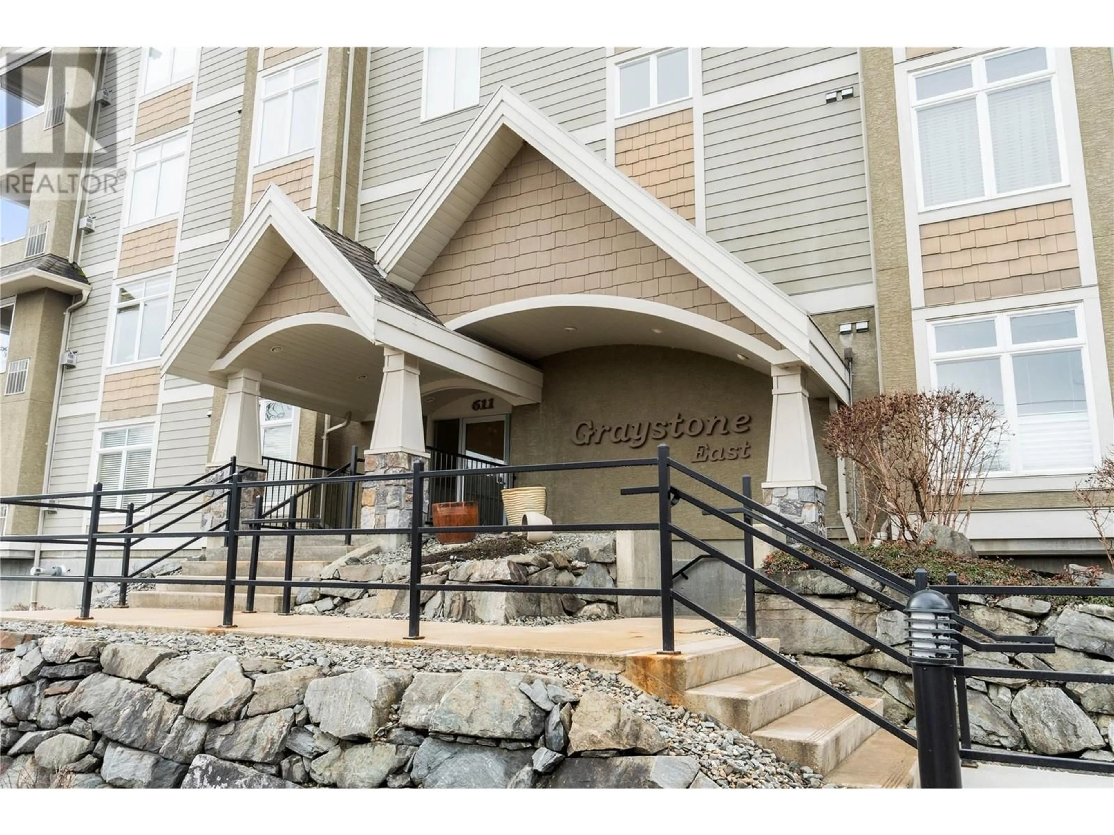 Indoor foyer for 104 - 611 SHUSWAP STREET SOUTHWEST, Salmon Arm British Columbia V1E0A2